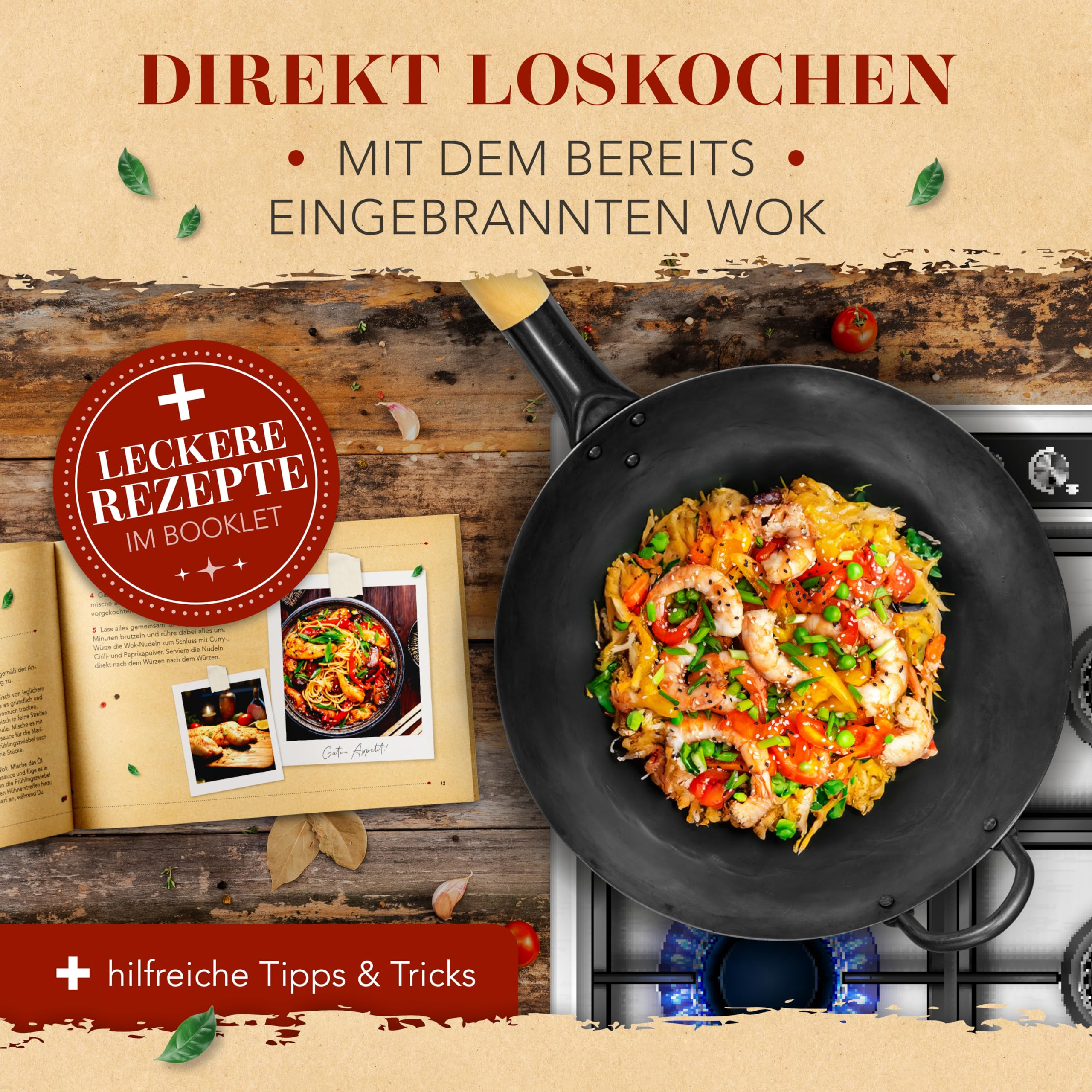 Ein schwarzer Wok mit Nudeln und Garnelen steht auf einem Herd neben einem Rezeptbuch.