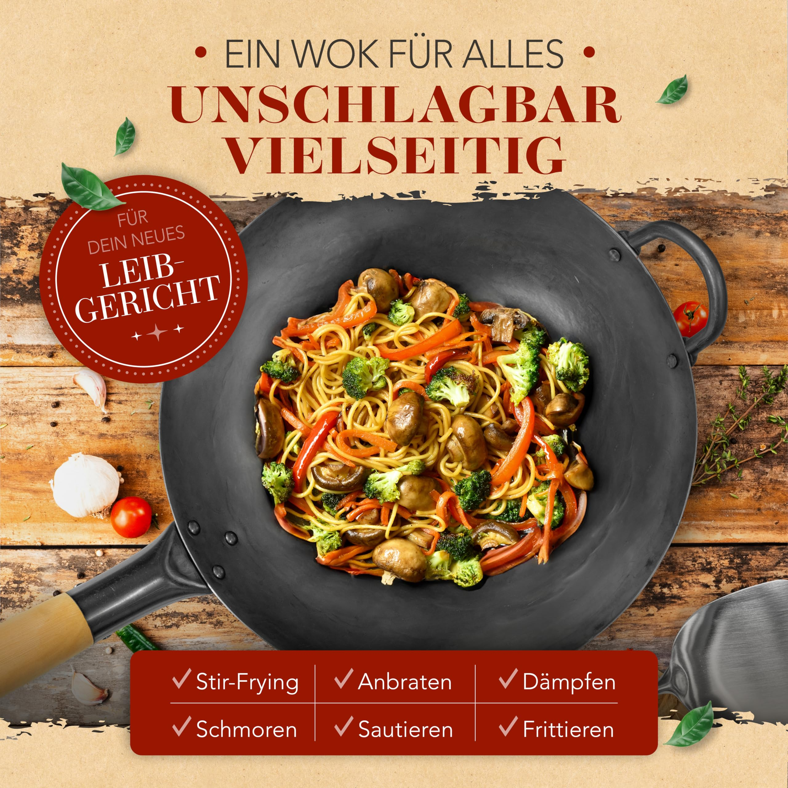 Ein Wok mit Nudeln, Gemüse und Pilzen auf Holzhintergrund.