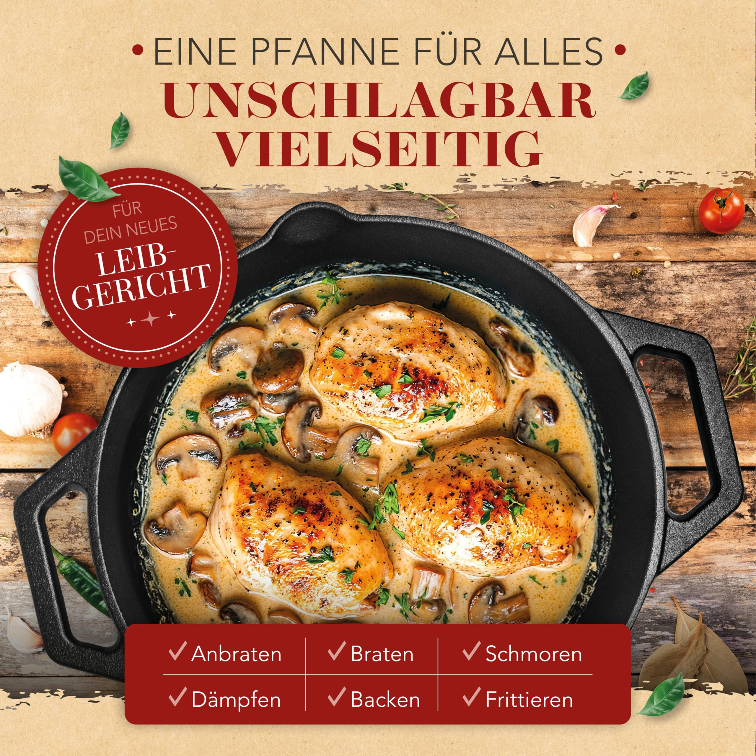 Gusseiserne Pfanne mit gebratenem Hähnchen, Pilzen und heller Soße auf Holz.