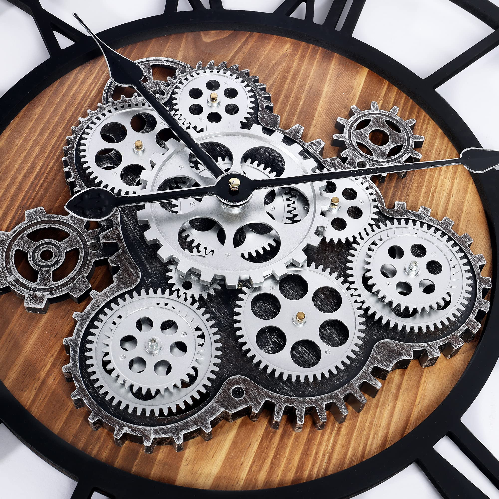 Une horloge avec un cadran en bois visible, des aiguilles noires et un mécanisme complexe d'engrenages argentés.