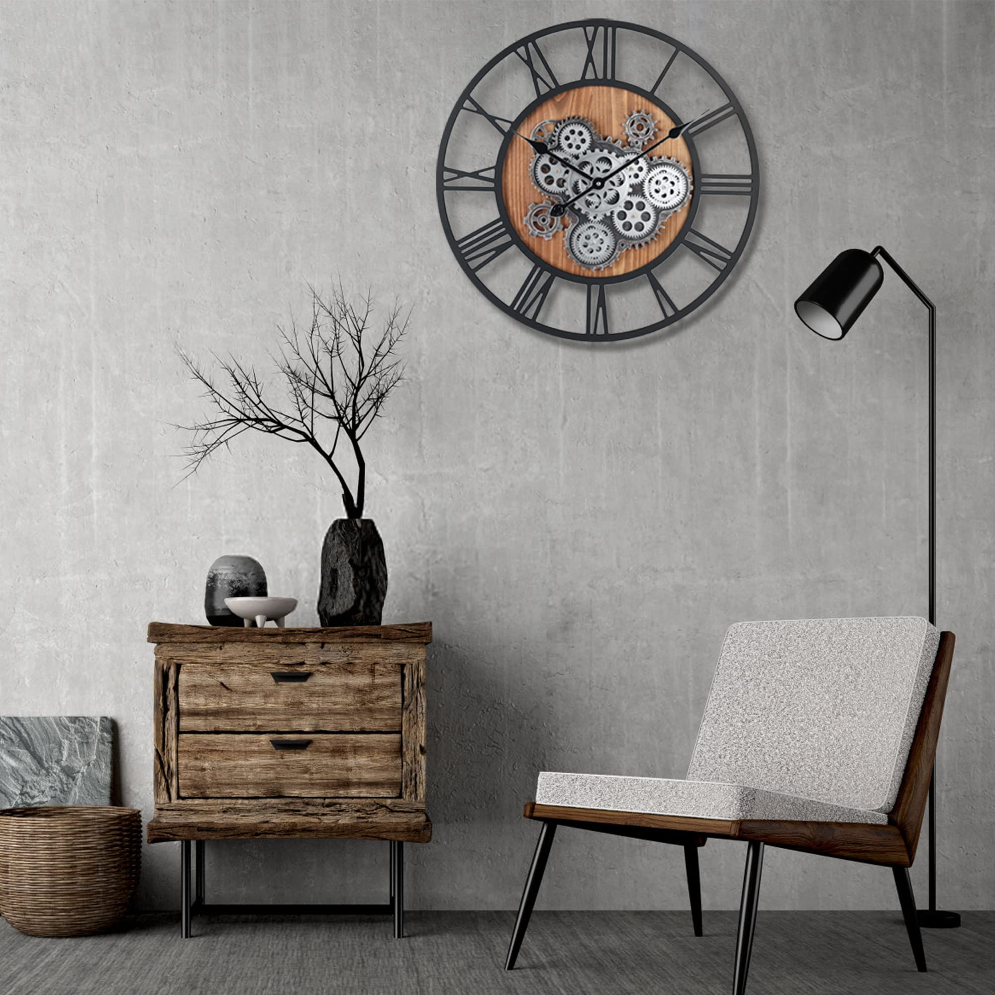 Pièce rustique avec horloge à engrenages, meuble en bois avec branches, fauteuil clair et lampadaire noir.