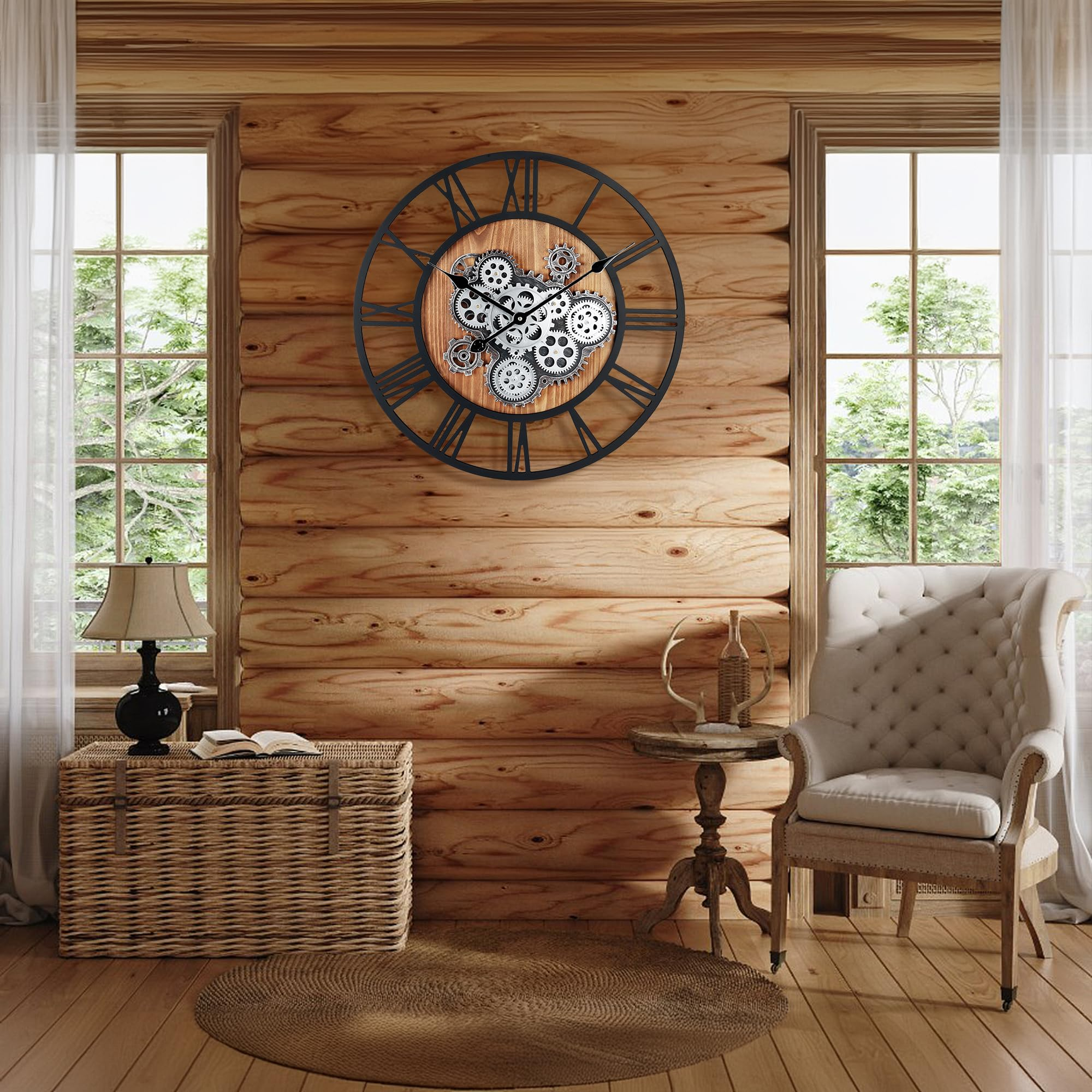 Un mur en bois avec grande horloge à engrenages, deux fenêtres, coffre tressé, fauteuil blanc et tapis rond.