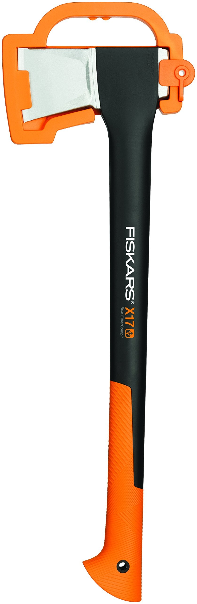 Eine Fiskars X17 Axt mit schwarzem und orangem Griff sowie einer Klingenschutzabdeckung.