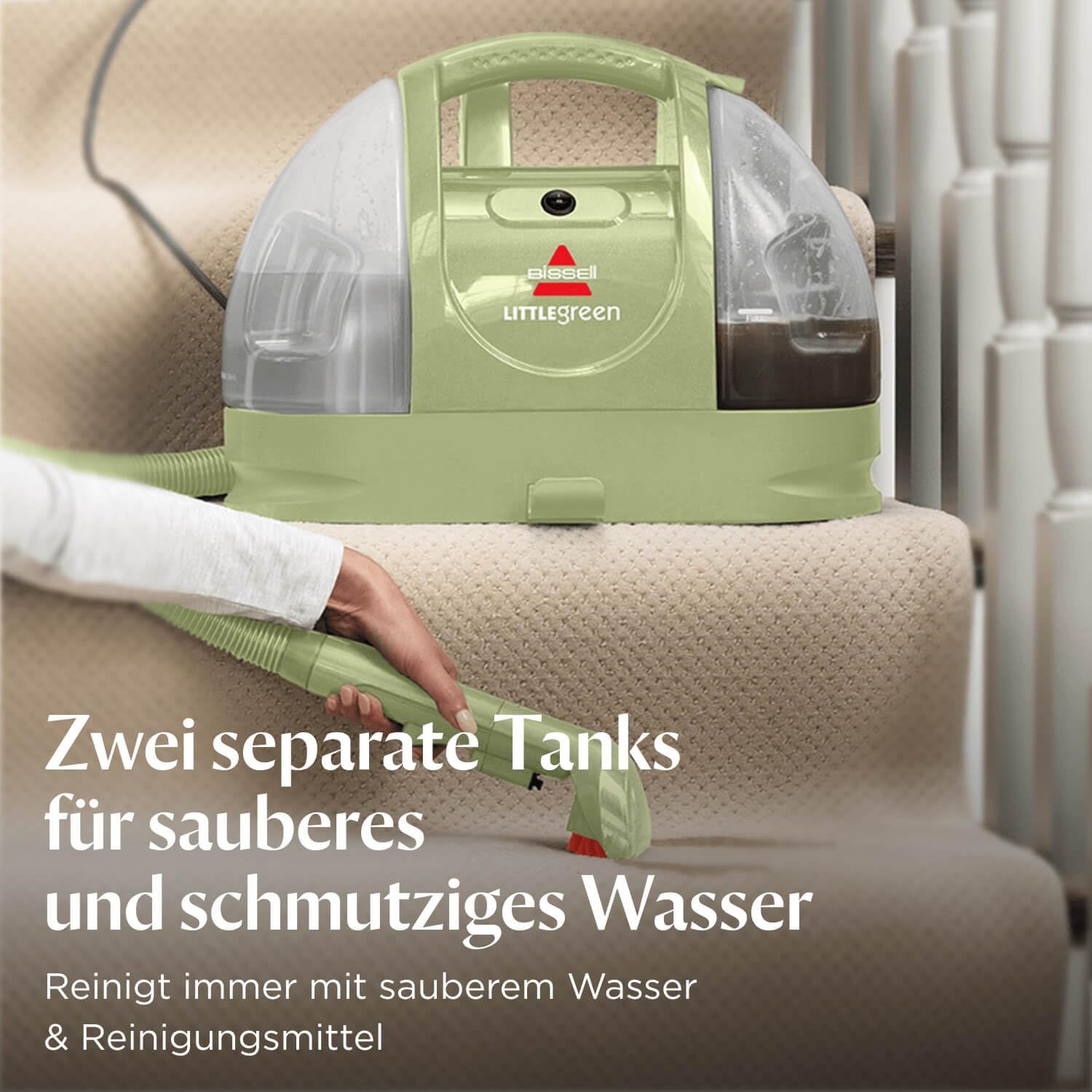 Pulitore per tappeti verde Bissell Little Green su una scala moquettata mentre una persona lo usa.