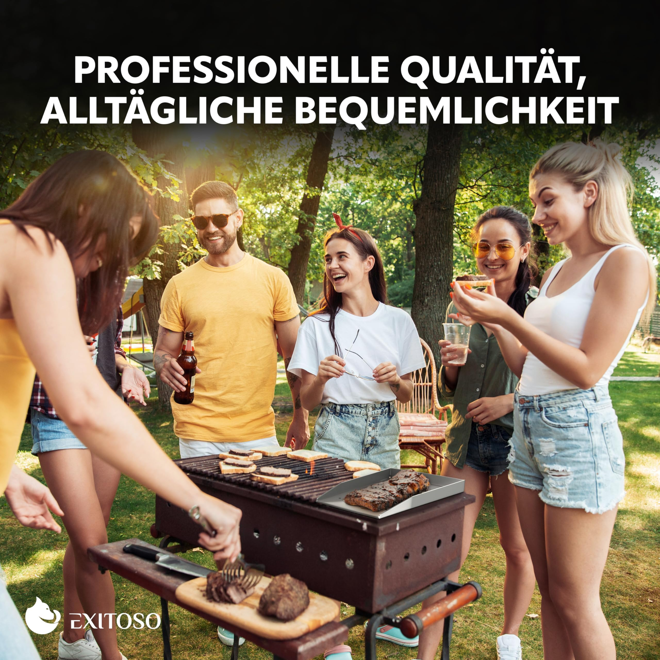 Fünf Freunde lachen und grillen gemeinsam im sonnigen Garten.