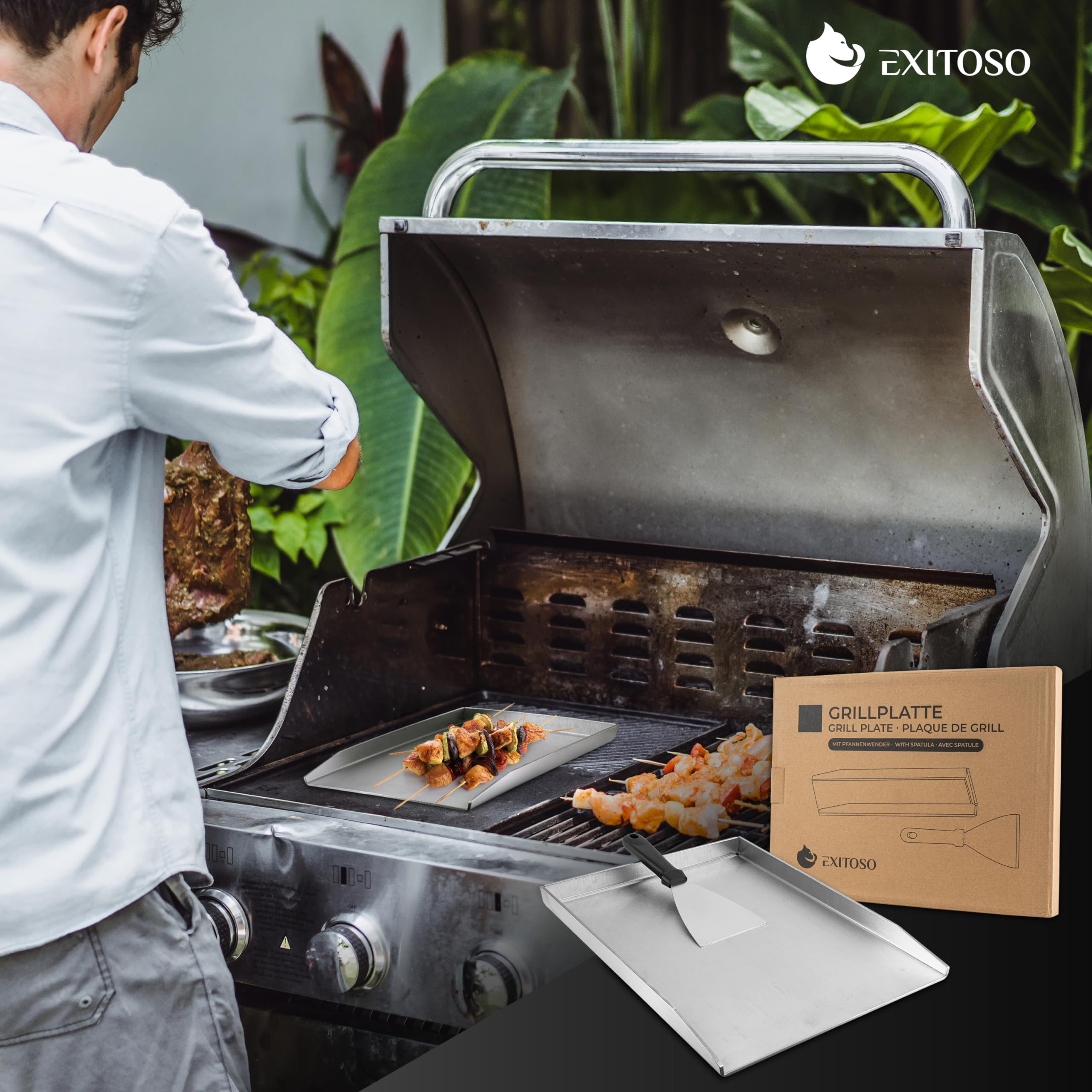 Ein Mann grillt Fleischspieße auf einem großen Grill, mit Metallschiene und Spatel im Vordergrund und Produktbox.