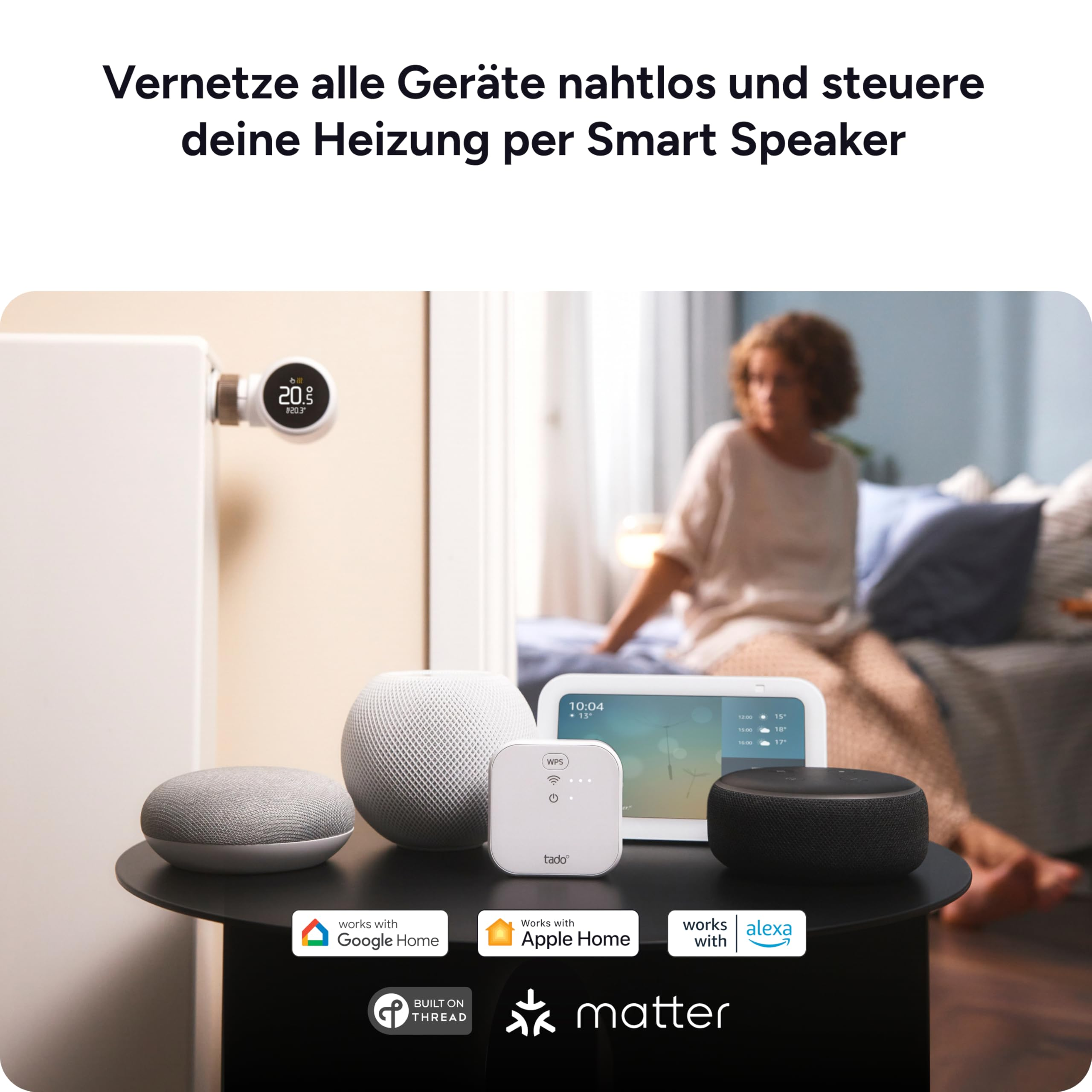 Smart-Home-Geräte auf einem Tisch und eine Frau im Hintergrund, verbunden mit Google Home, Apple Home und Alexa.