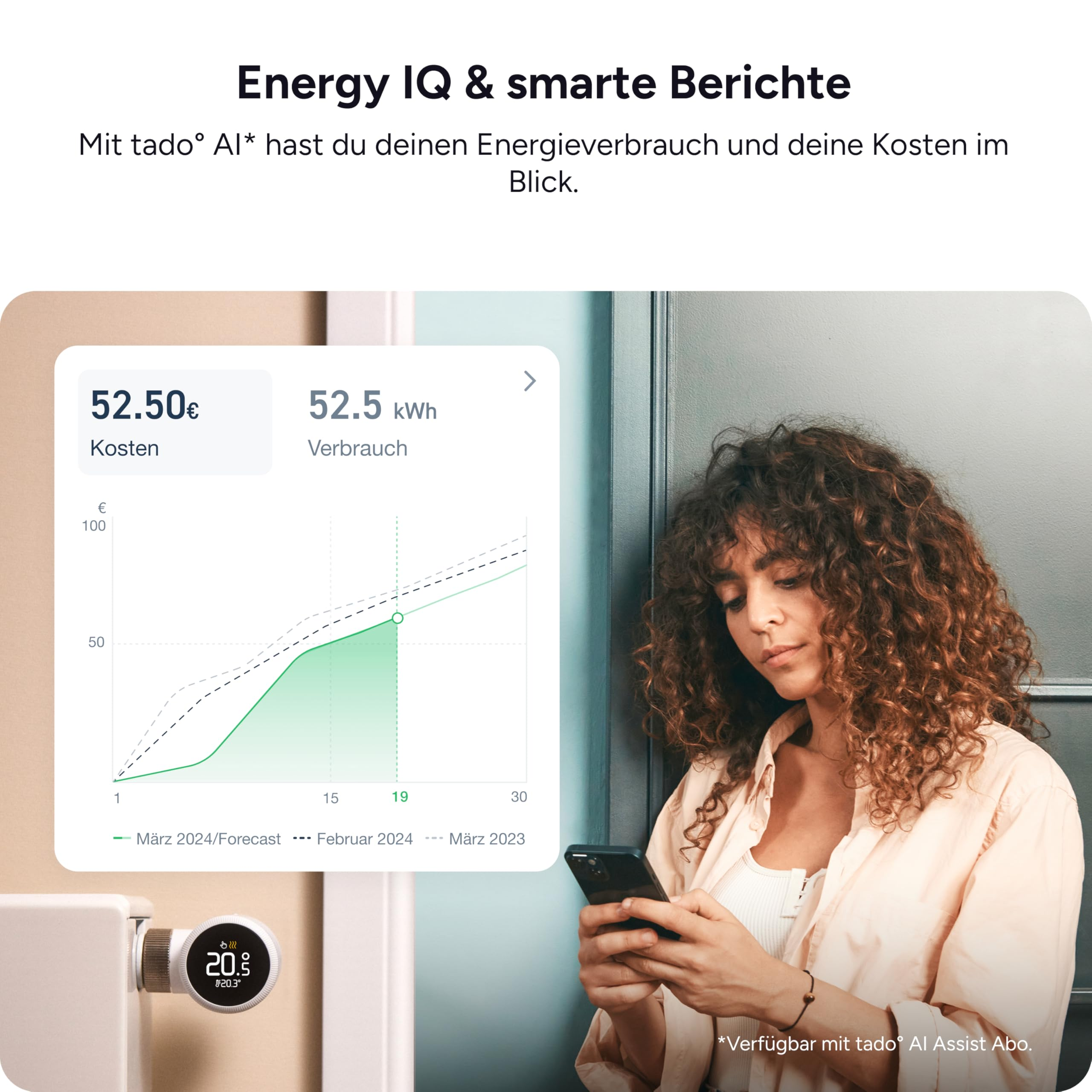 Eine Frau schaut auf ihr Handy neben einem Thermostat und einer Energie-Grafik.