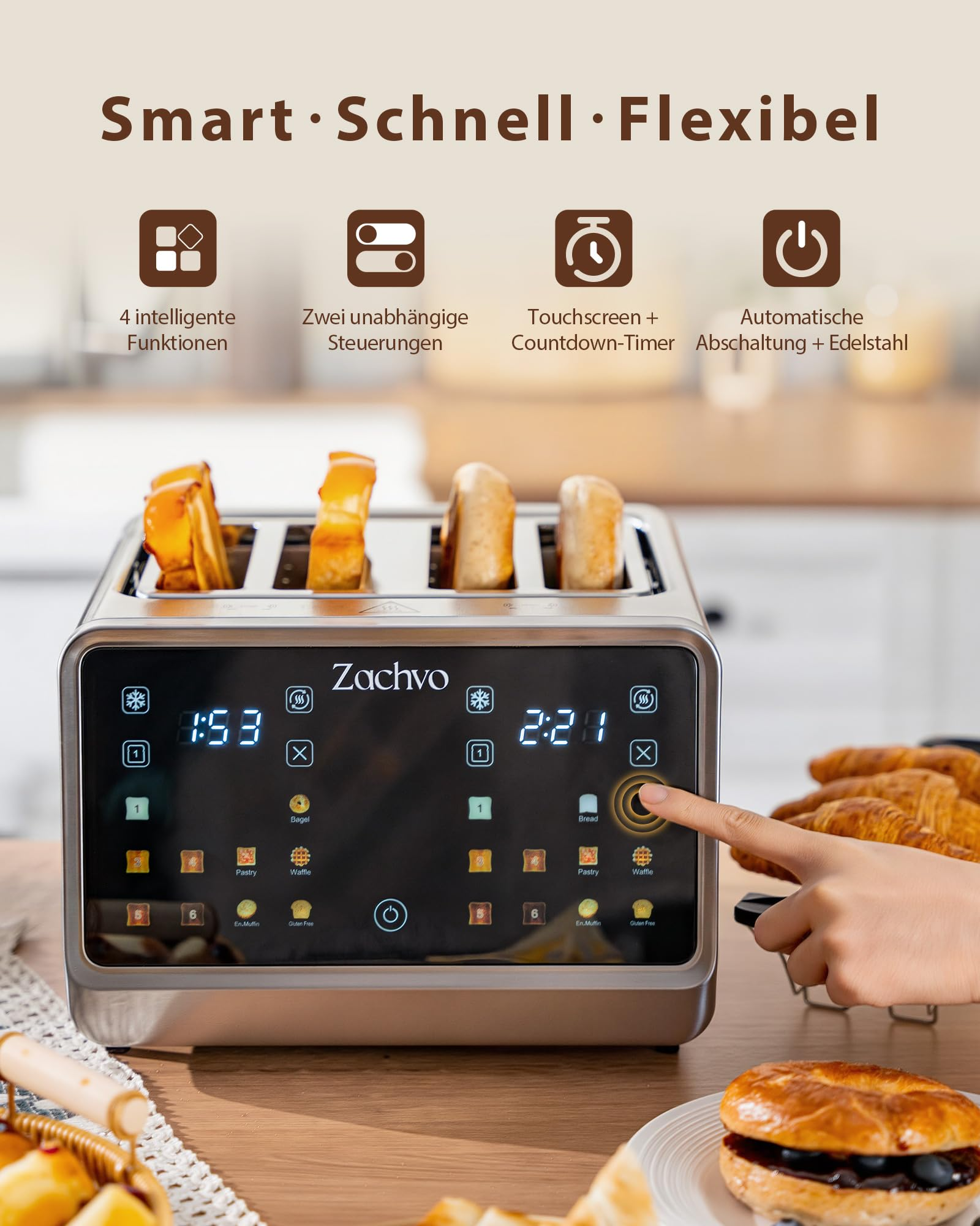 Un tostapane argentato a quattro fette con touchscreen viene azionato da un dito, con pane tostato e croissant vicini.