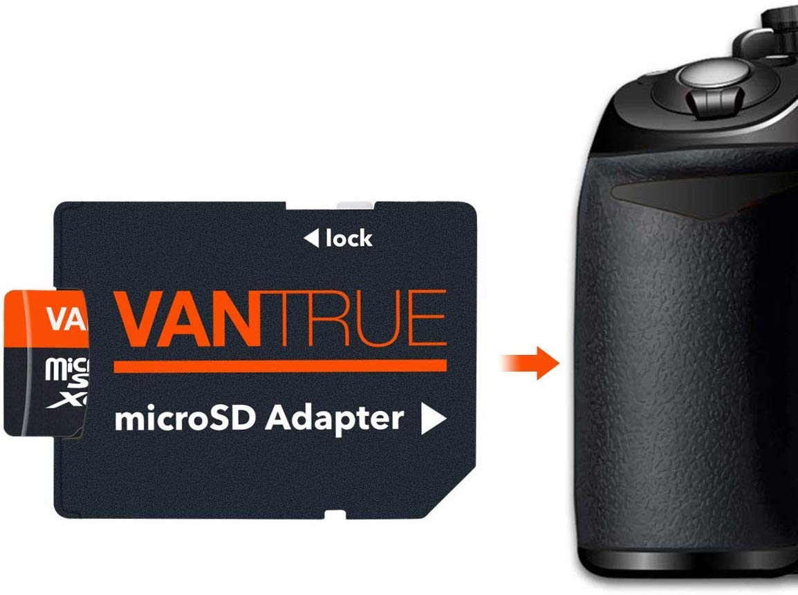 Eine Vantrue microSD-Karte mit Adapter wird in die Halterung eines Dashcam-Geräts eingesetzt.