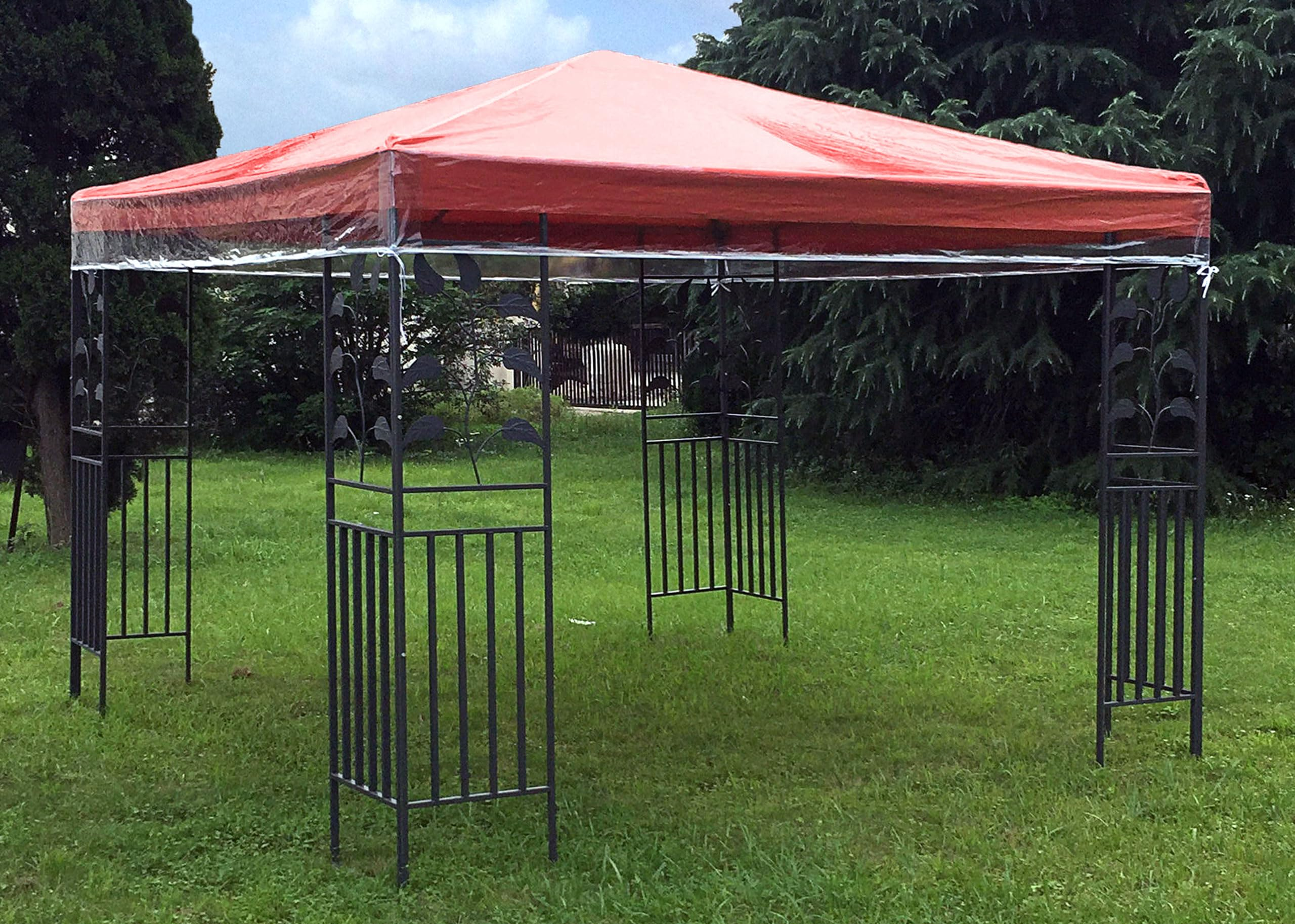 Ein rot gedeckter Pavillon mit dekorativen Metallpfeilern steht auf einem grünen Rasen mit Bäumen im Hintergrund.