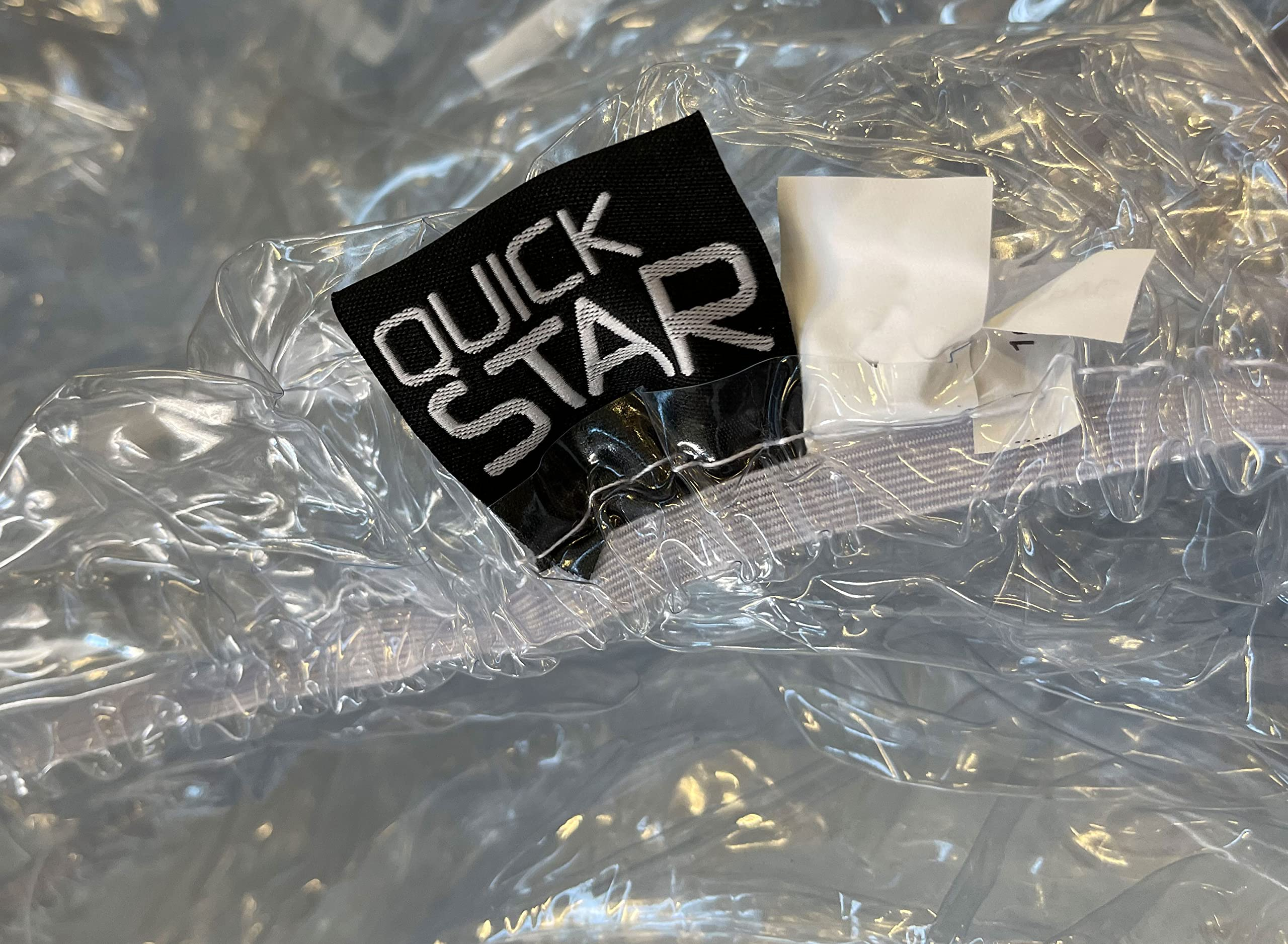 Ein schwarzes Etikett mit der Aufschrift QUICK STAR unter klarem Plastik.
