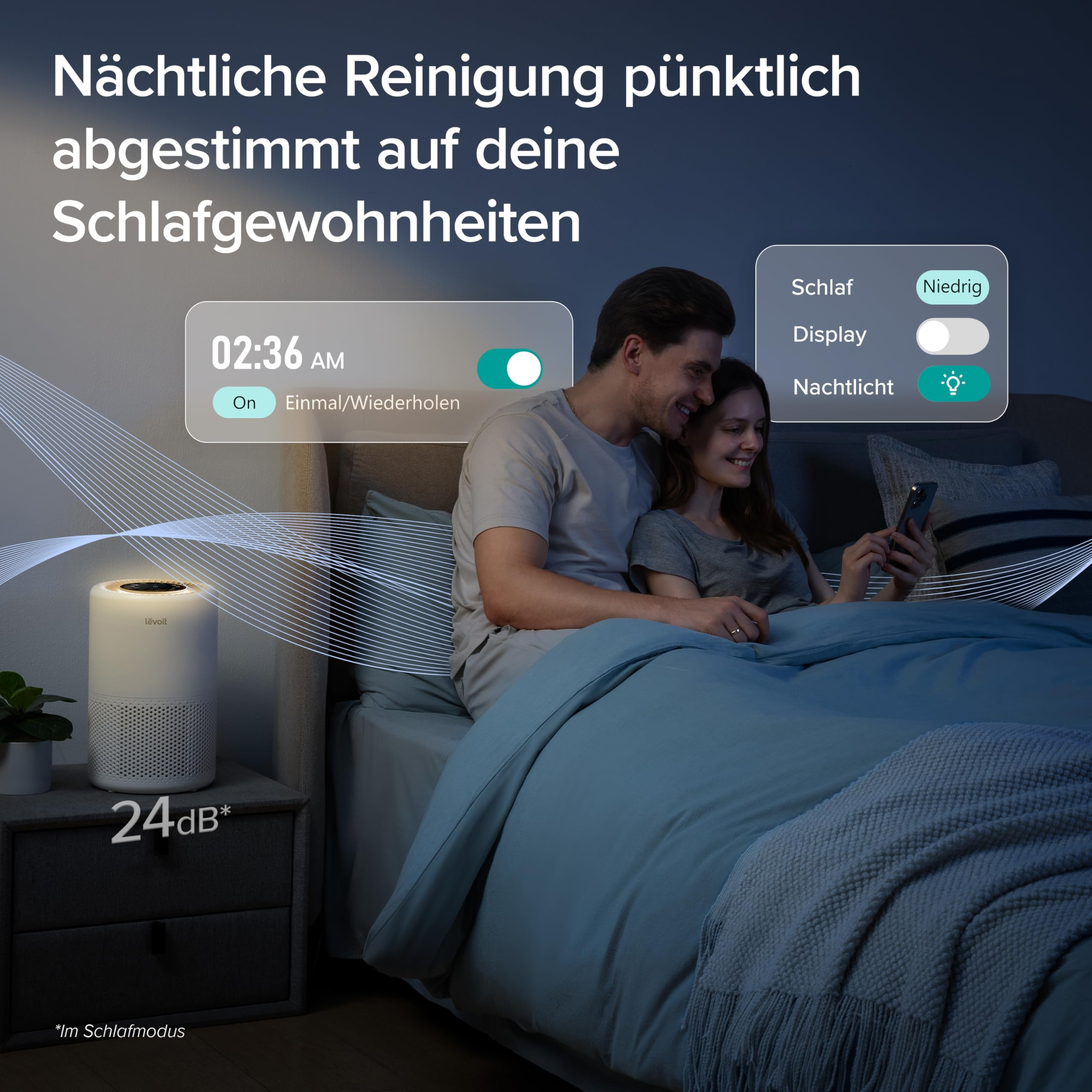Una coppia a letto con un purificatore d'aria bianco sul comodino. Menu sovrapposti mostrano le impostazioni.
