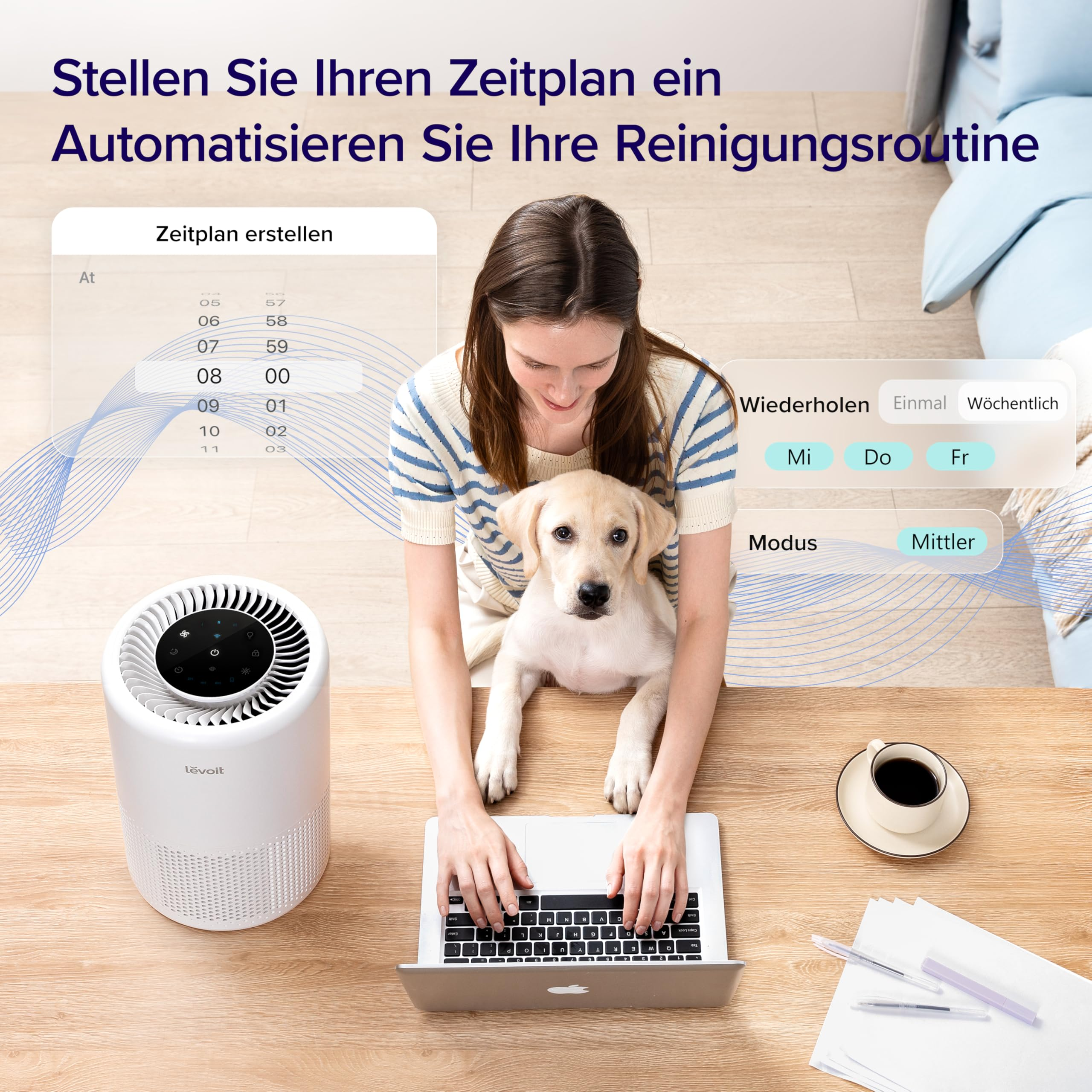 Donna con laptop e cane a tavolo in legno, purificatore d'aria bianco e testo tedesco.