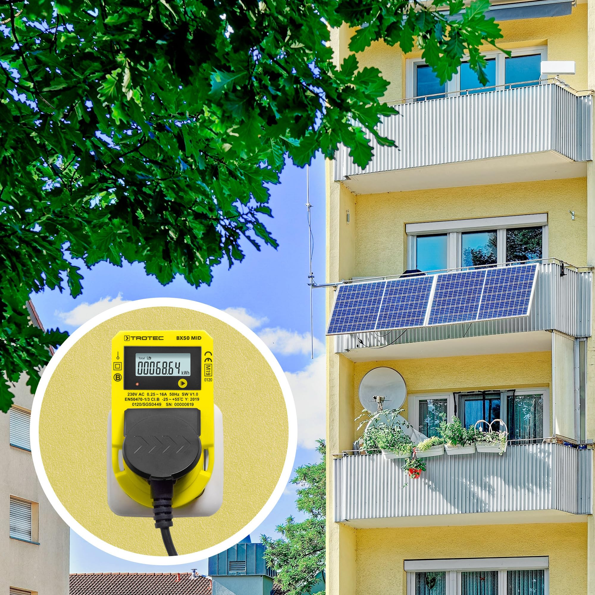 Palazzo giallo con pannelli solari sul balcone e misuratore di energia giallo cerchiato in una presa.
