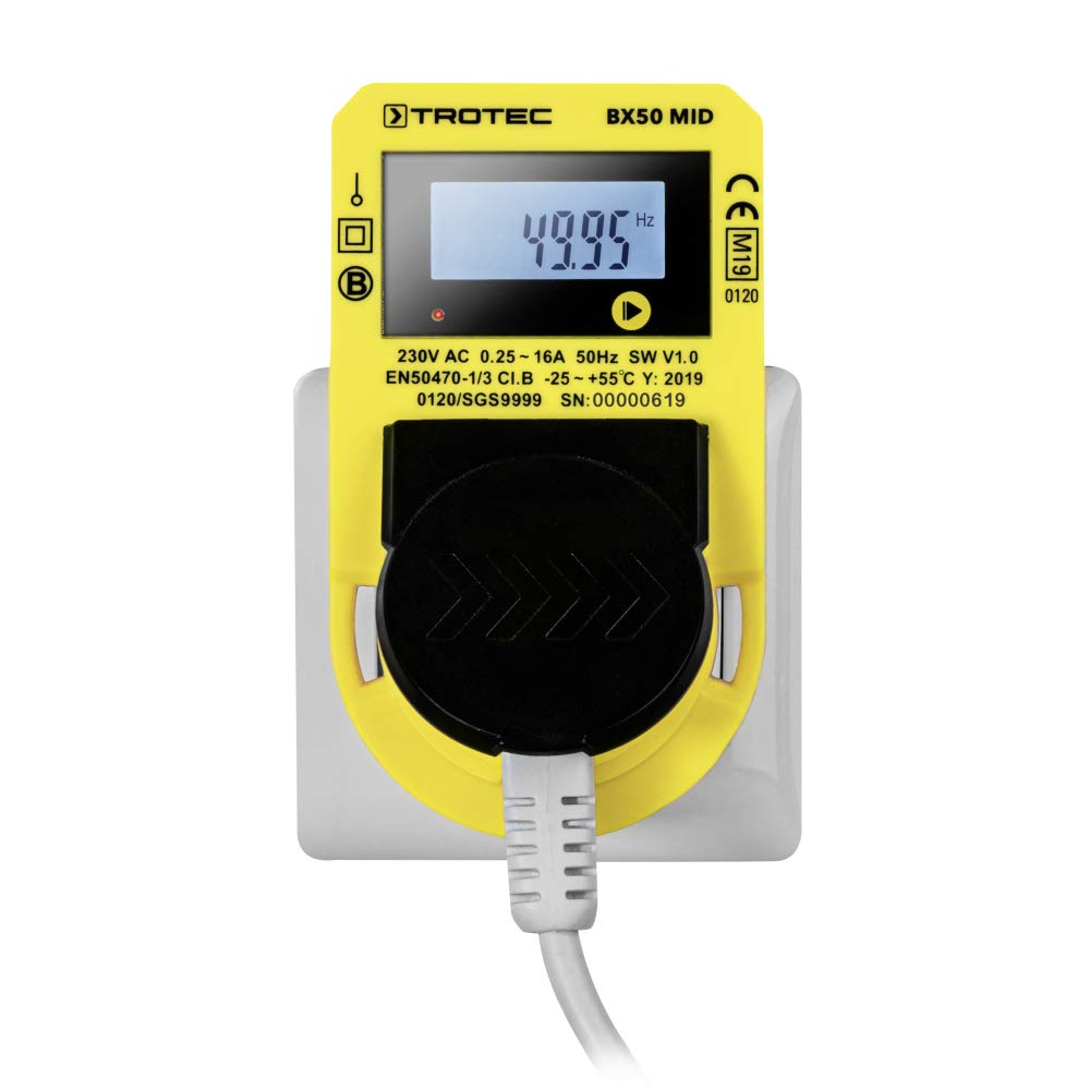 Misuratore di potenza giallo Trotec BX50 MID collegato a una presa a muro bianca.