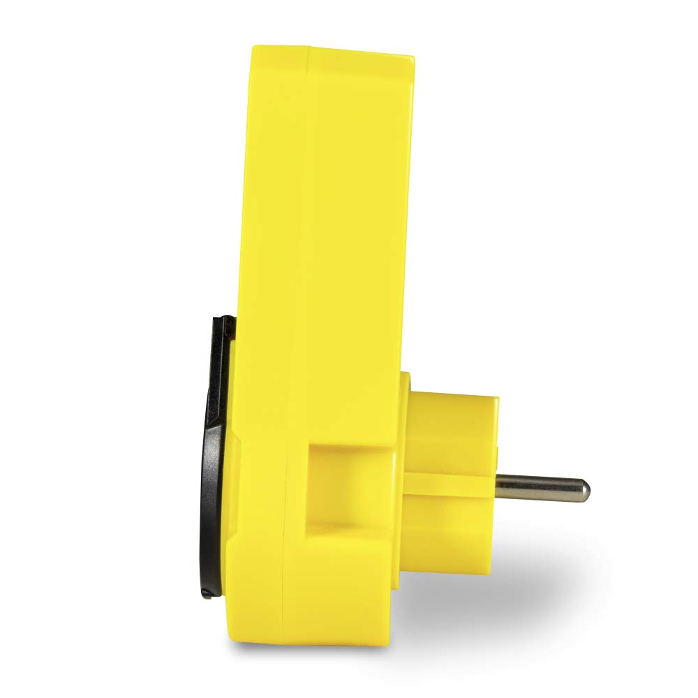 Un adattatore di corrente giallo con coperchio nero e perno metallico su fondo bianco.