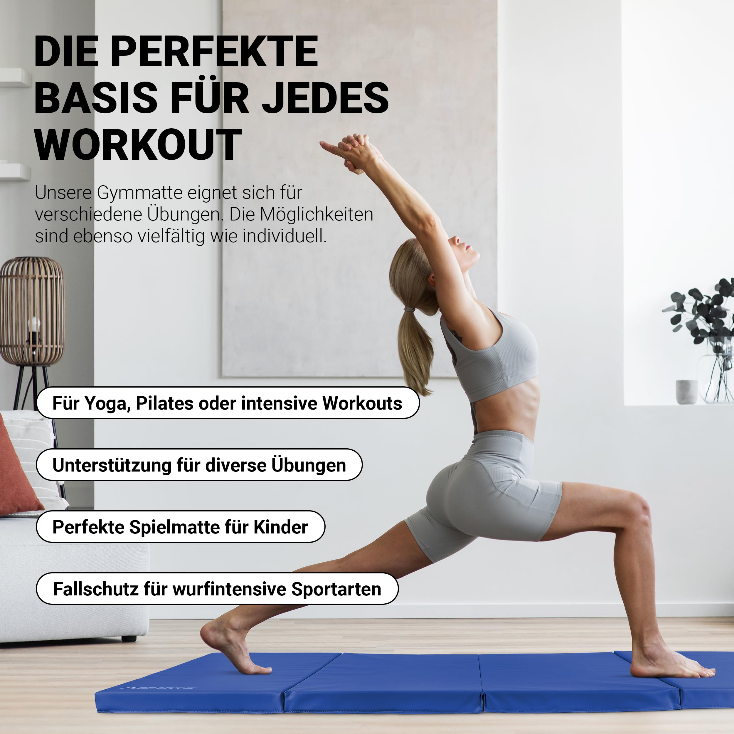 Eine Frau in grauer Sportkleidung macht Yoga auf einer blauen Matte, mit Werbetext.