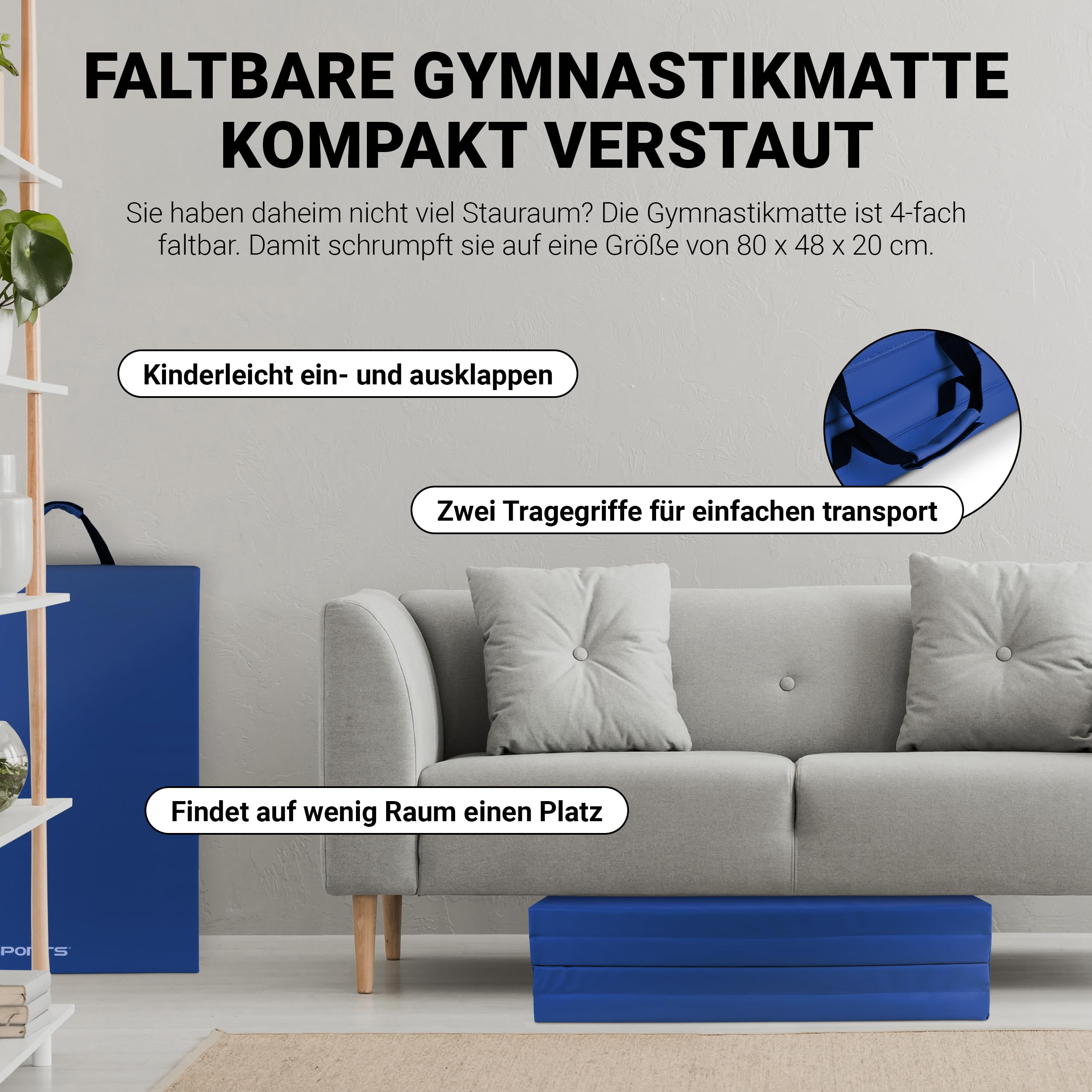 Faltbare blaue Gymnastikmatte verstaut neben einem grauen Sofa.