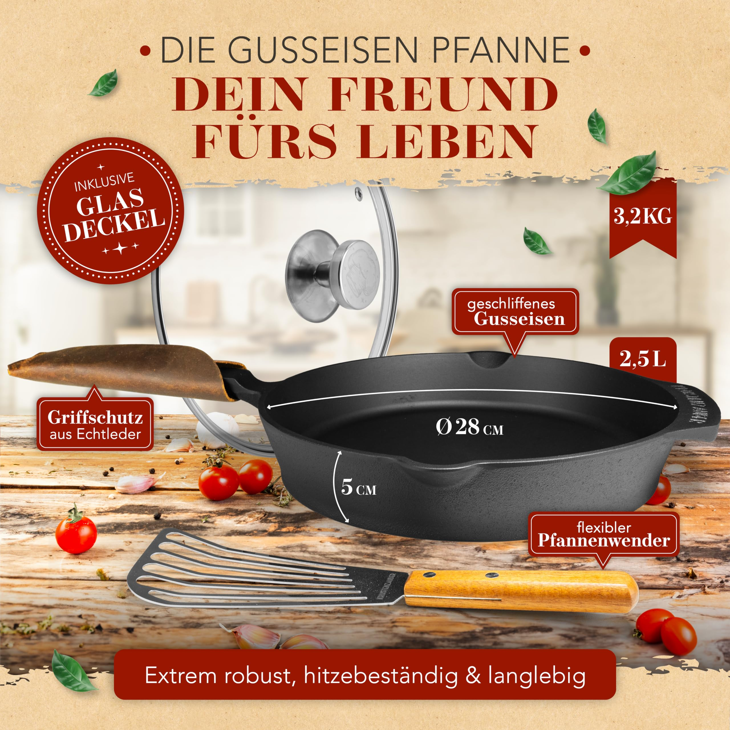 Eine schwarze Gusseisenpfanne mit Ledergriffschutz, Glasdeckel und Pfannenwender auf Holztisch mit Tomaten.