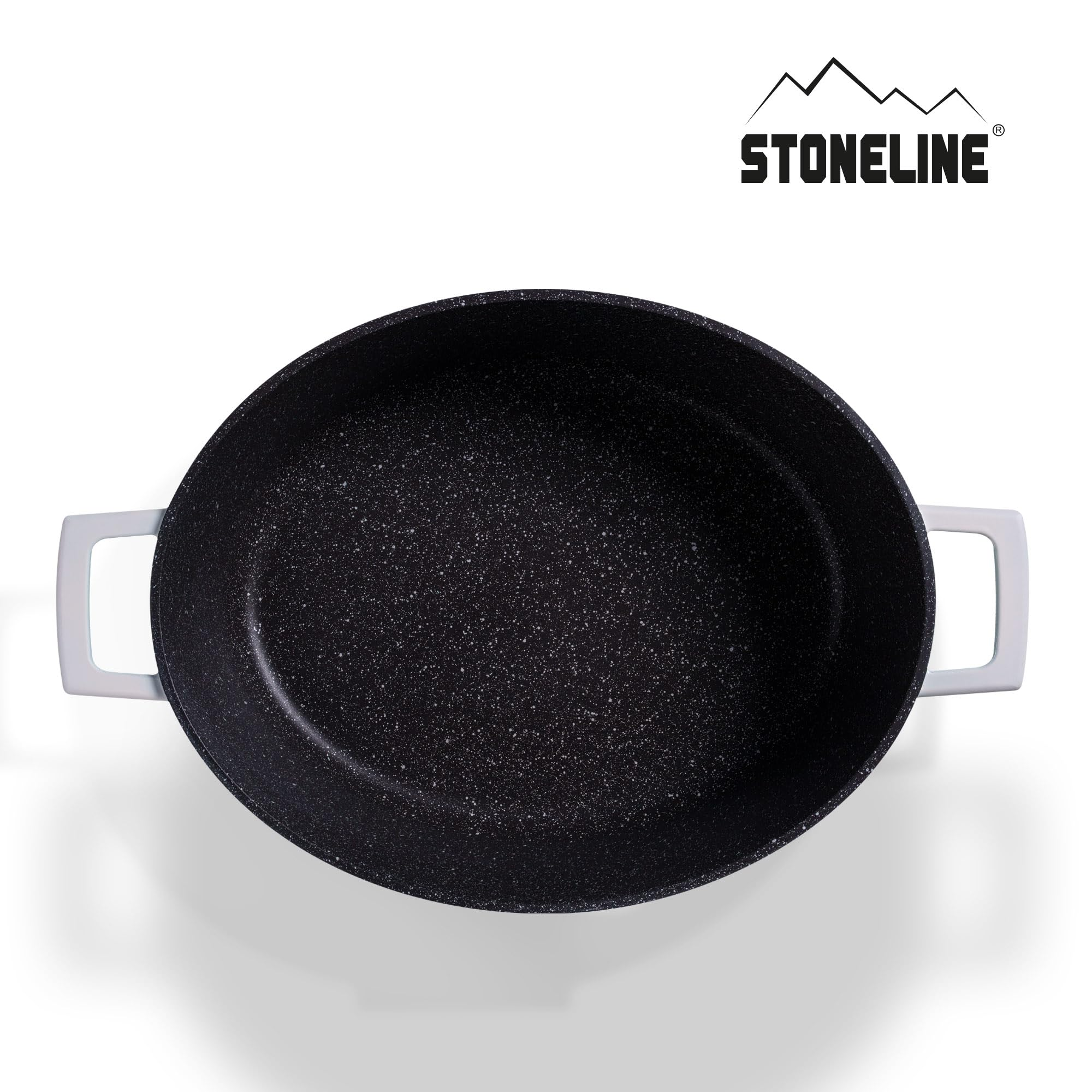 Eine schwarze, ovale Stoneline-Pfanne mit weißen Griffen von oben fotografiert auf weißem Hintergrund.
