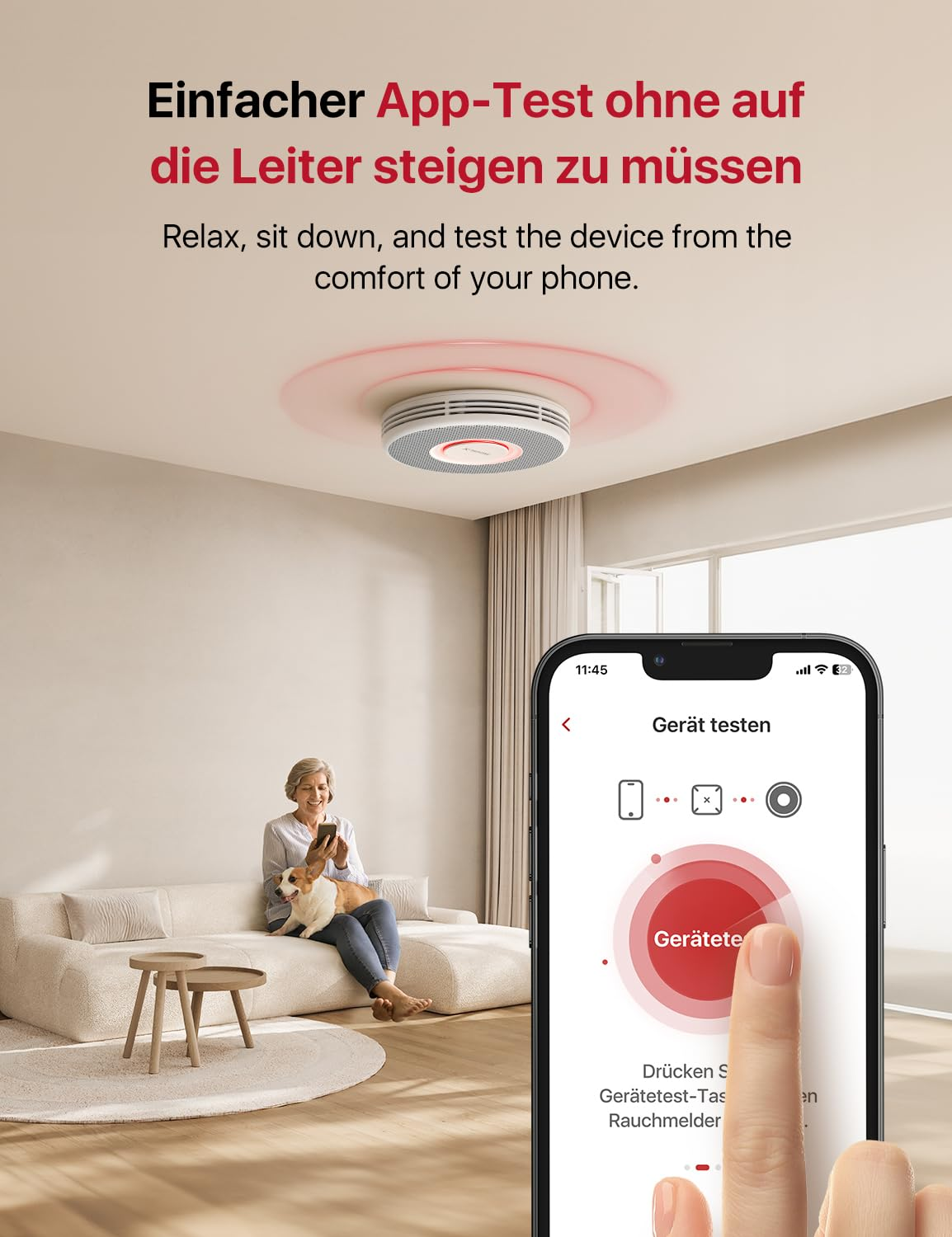 Una donna su un divano con un cane usa un'app per smartphone per testare un rilevatore di fumo.