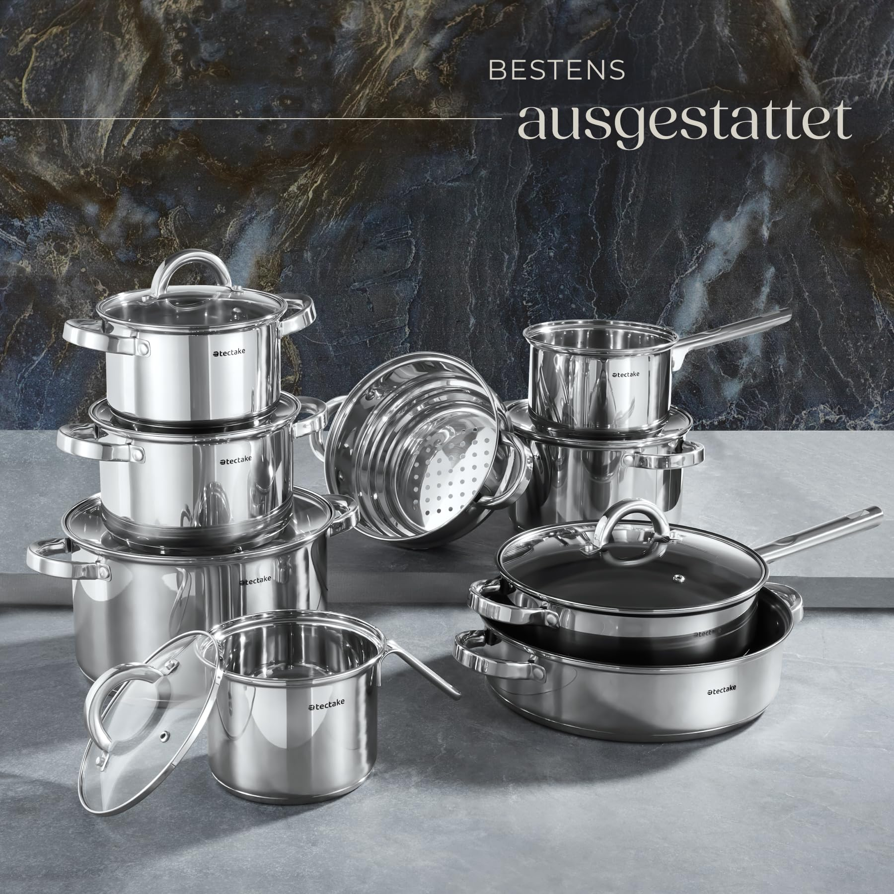 Un ensemble de casseroles et poêles en acier inoxydable brillant avec des couvercles en verre sur fond de marbre.
