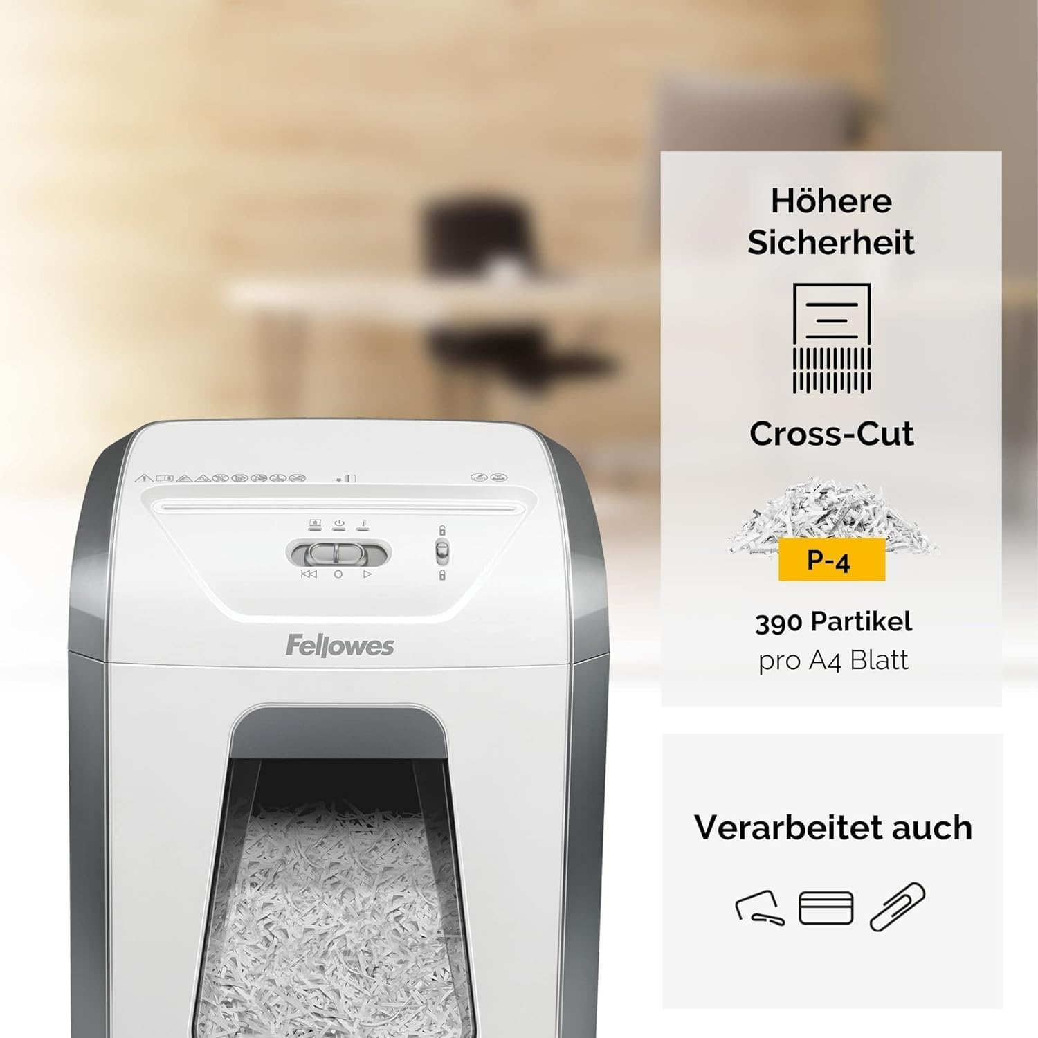 Fellowes Aktenvernichter mit P-4 Kreuzschnitt und Papierresten im Behälter vor unscharfem Hintergrund.