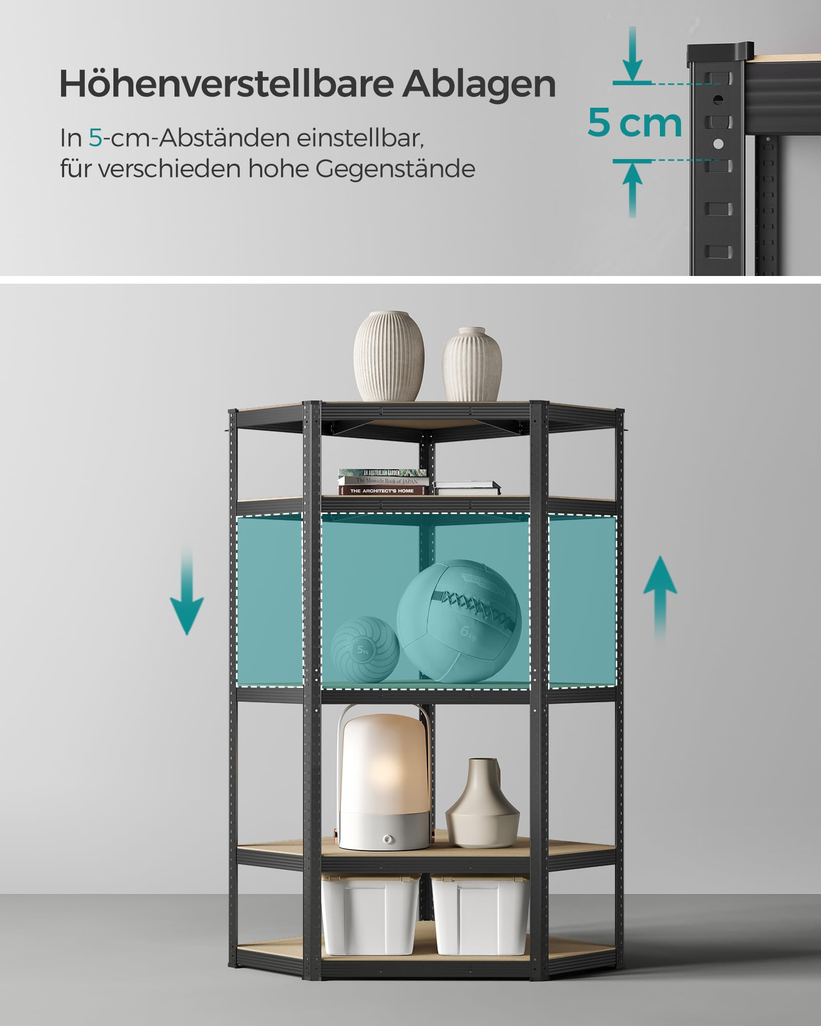 Ein schwarzes Metallregal mit höhenverstellbaren Holzböden im 5-cm-Abstand, bestückt mit Deko und Bällen.