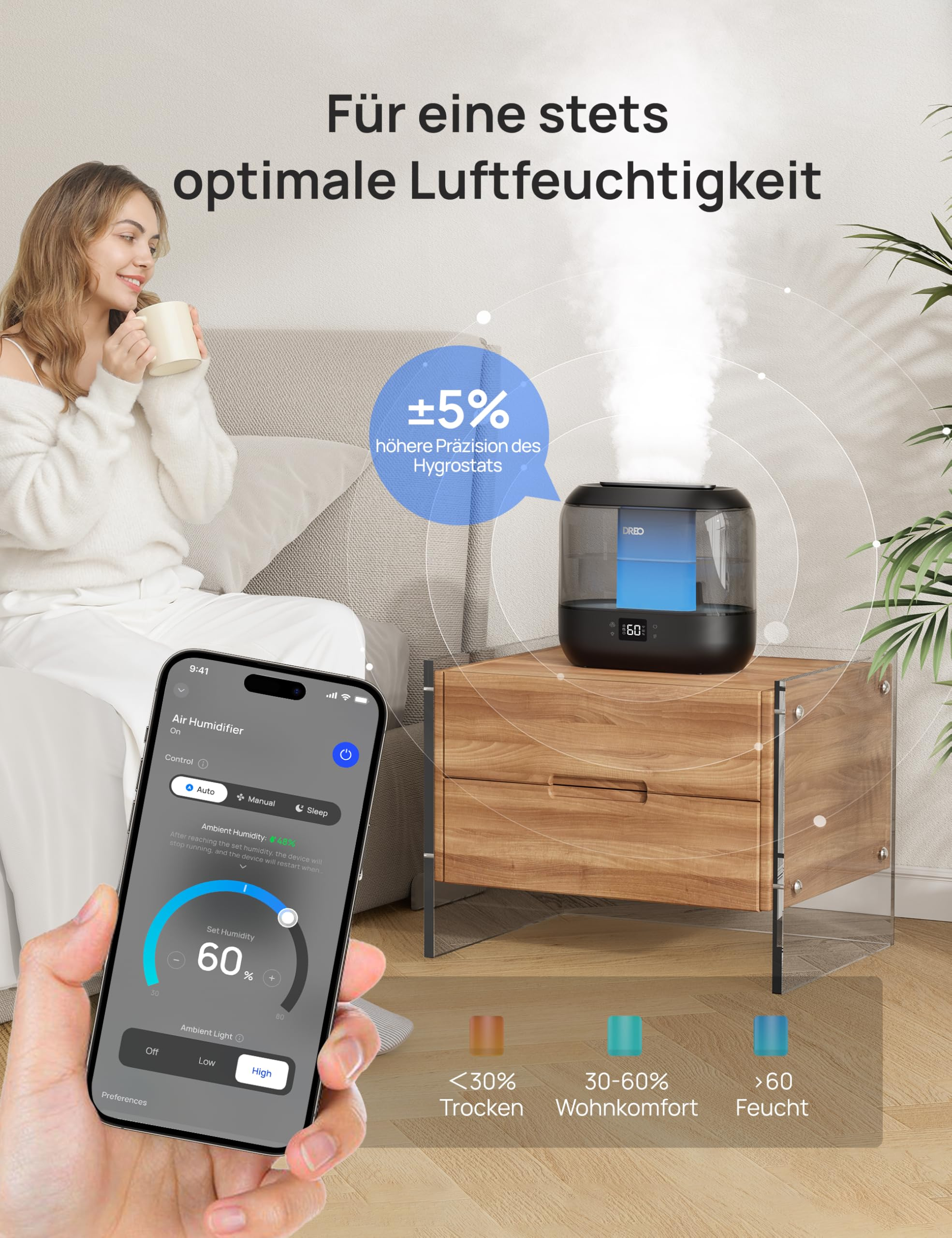 Une femme est assise sur un canapé à côté d'un humidificateur contrôlé par un smartphone.