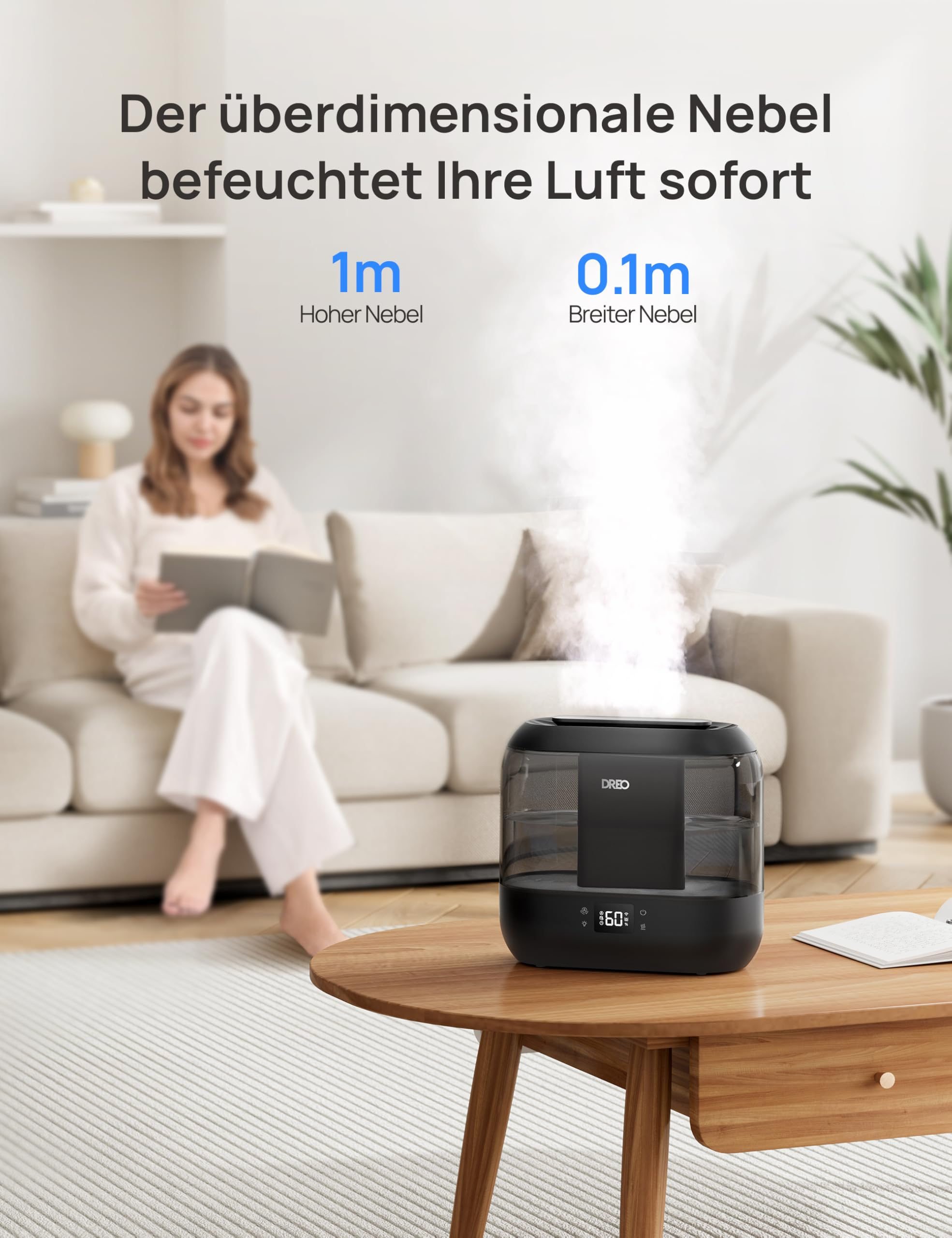 Un humidificateur noir sur une table en bois libère de la brume, tandis qu'une femme lit.