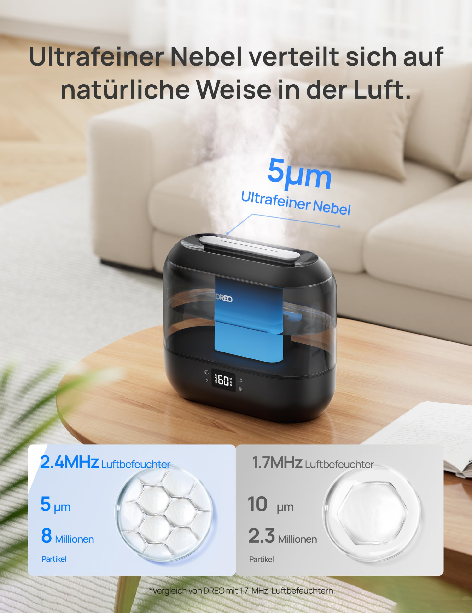 Un humidificateur Dreo noir sur une table en bois émet une brume fine, canapé en arrière-plan.