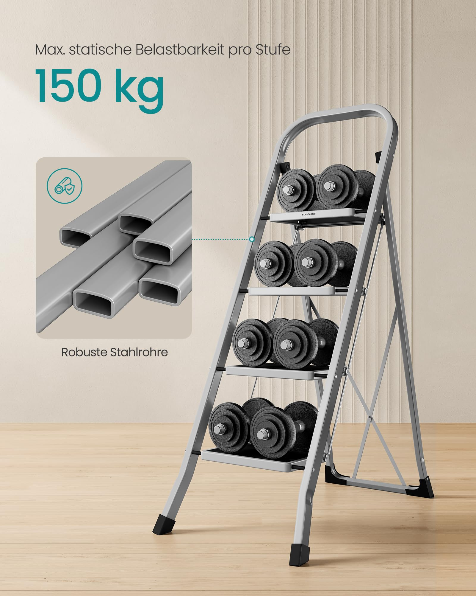 Eine silberne Haushaltsleiter hält Hantelpaare auf jeder Stufe vor einer schlichten Wand.