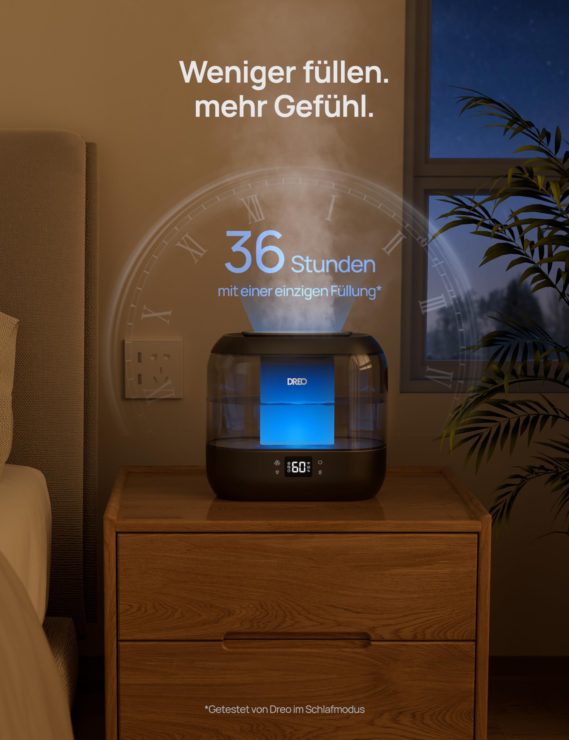 Un humidificateur noir avec une lumière bleue et de la brume est posé sur une table de chevet en bois.
