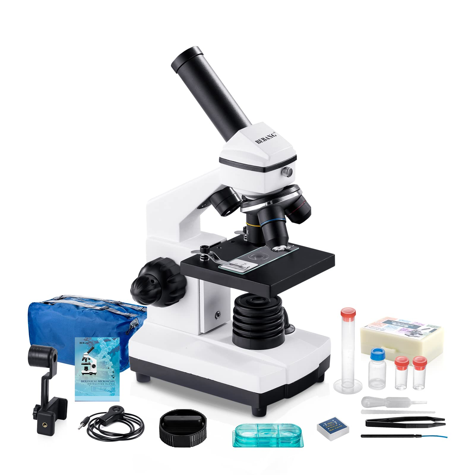 Un microscopio bianco e nero con accessori come fialette, pinzette e un manuale su sfondo bianco.