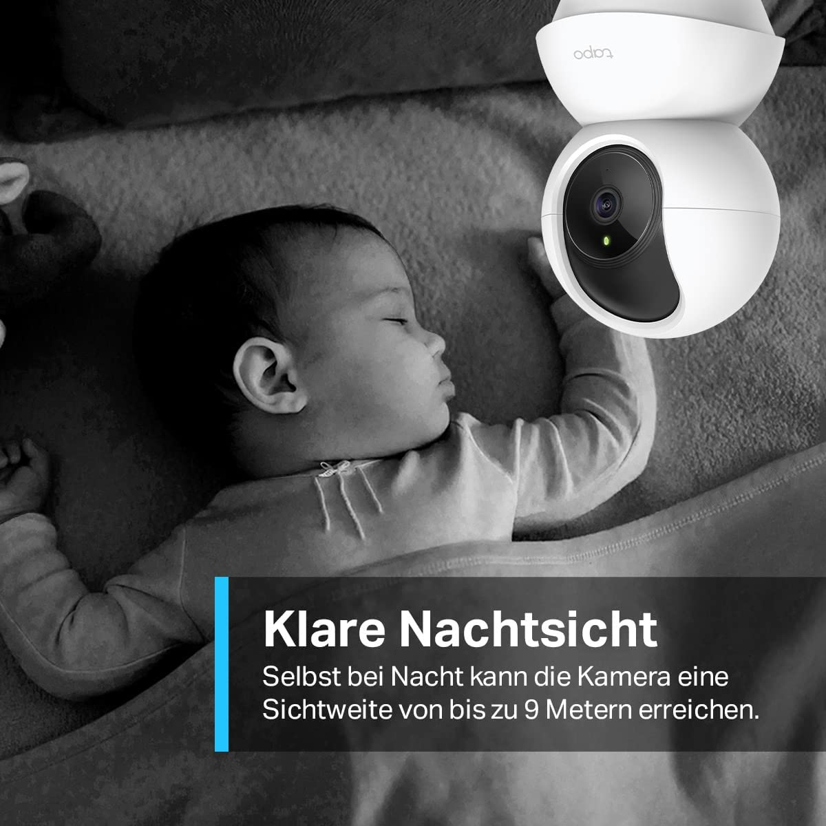 Un bébé dort dans son lit sous la surveillance d'une caméra de sécurité blanche.