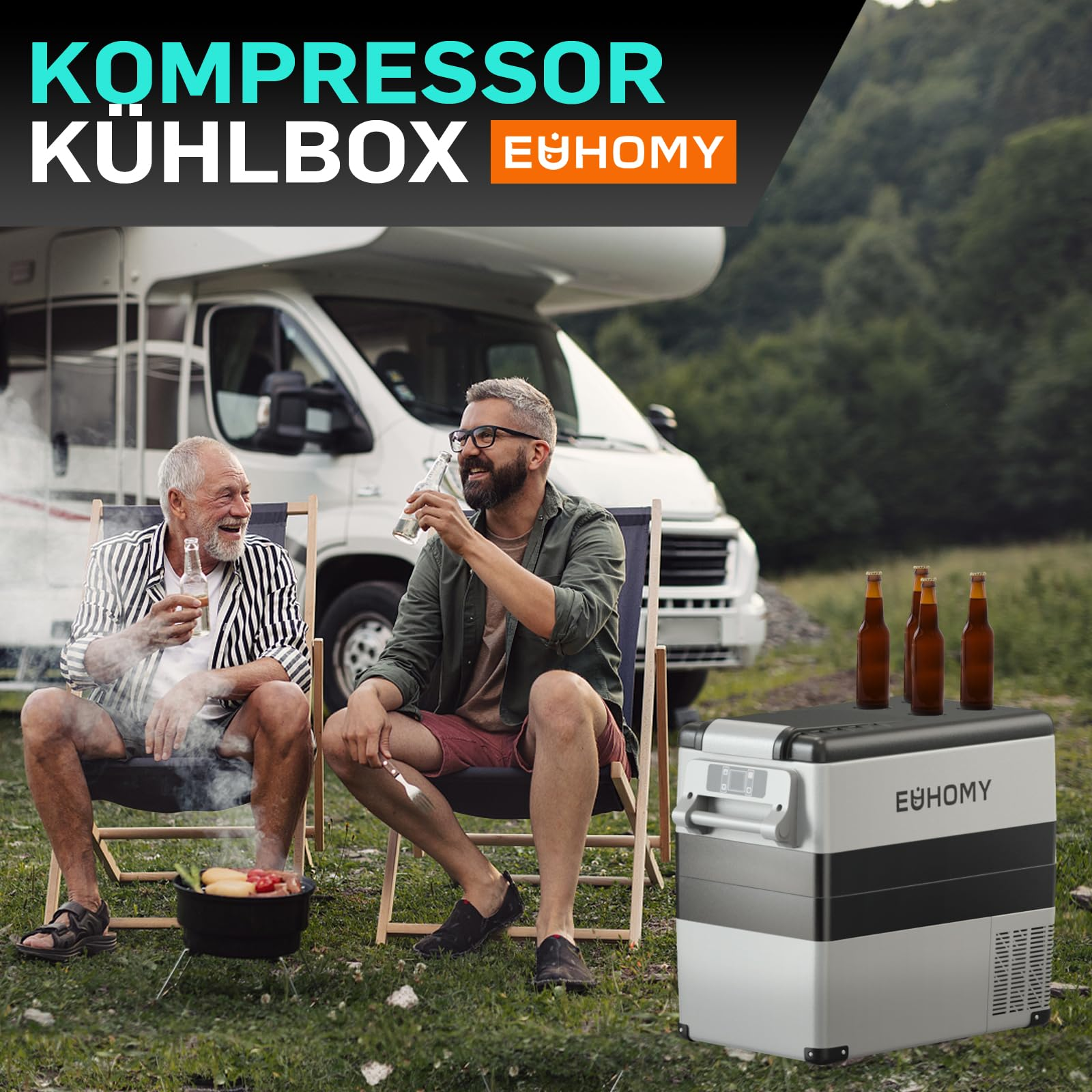 Zwei Männer entspannen an einem Wohnmobil mit Getränken und Grill, neben einer Euhomy-Kühlbox auf einem Campingplatz.