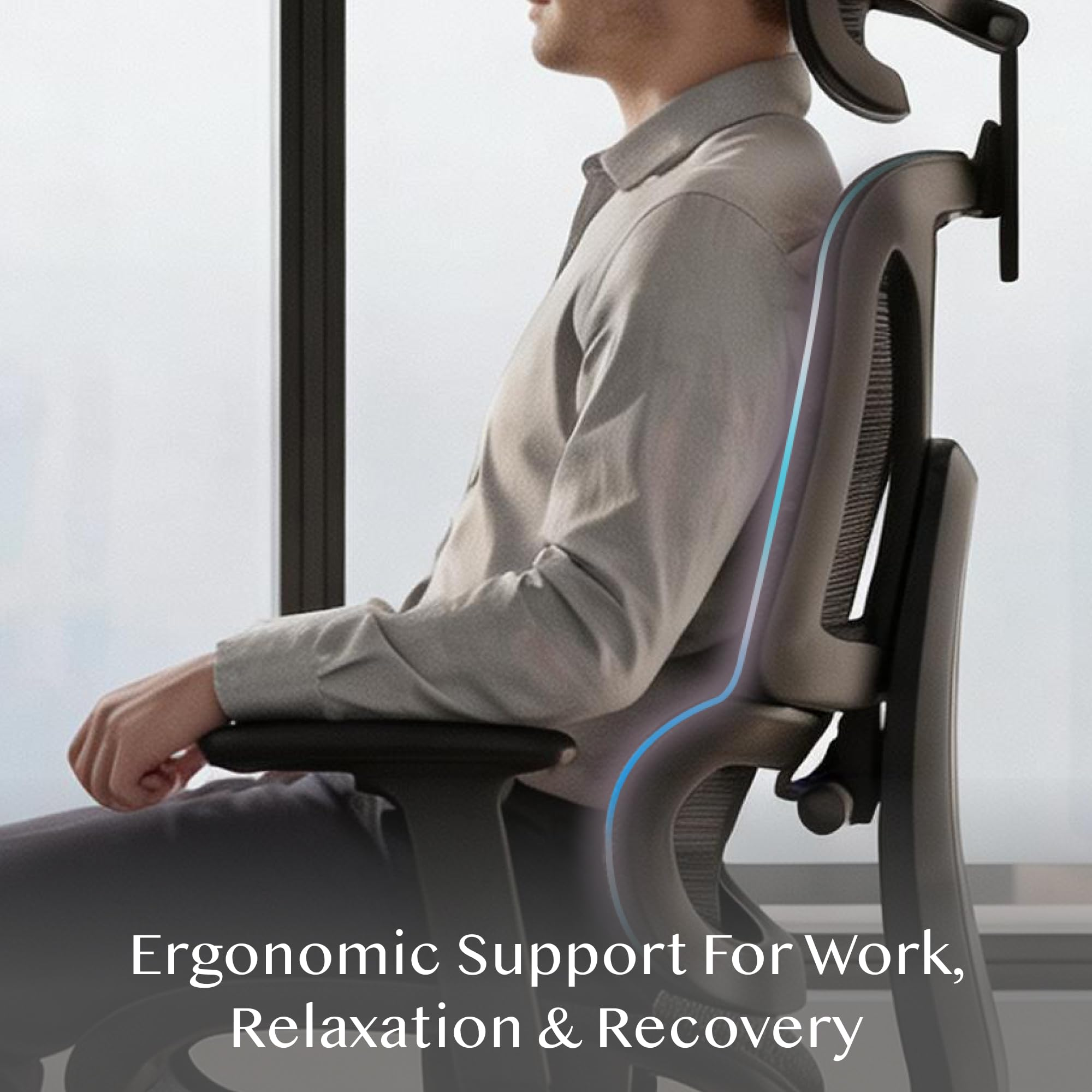 Un homme assis dans une chaise ergonomique avec soutien dorsal.