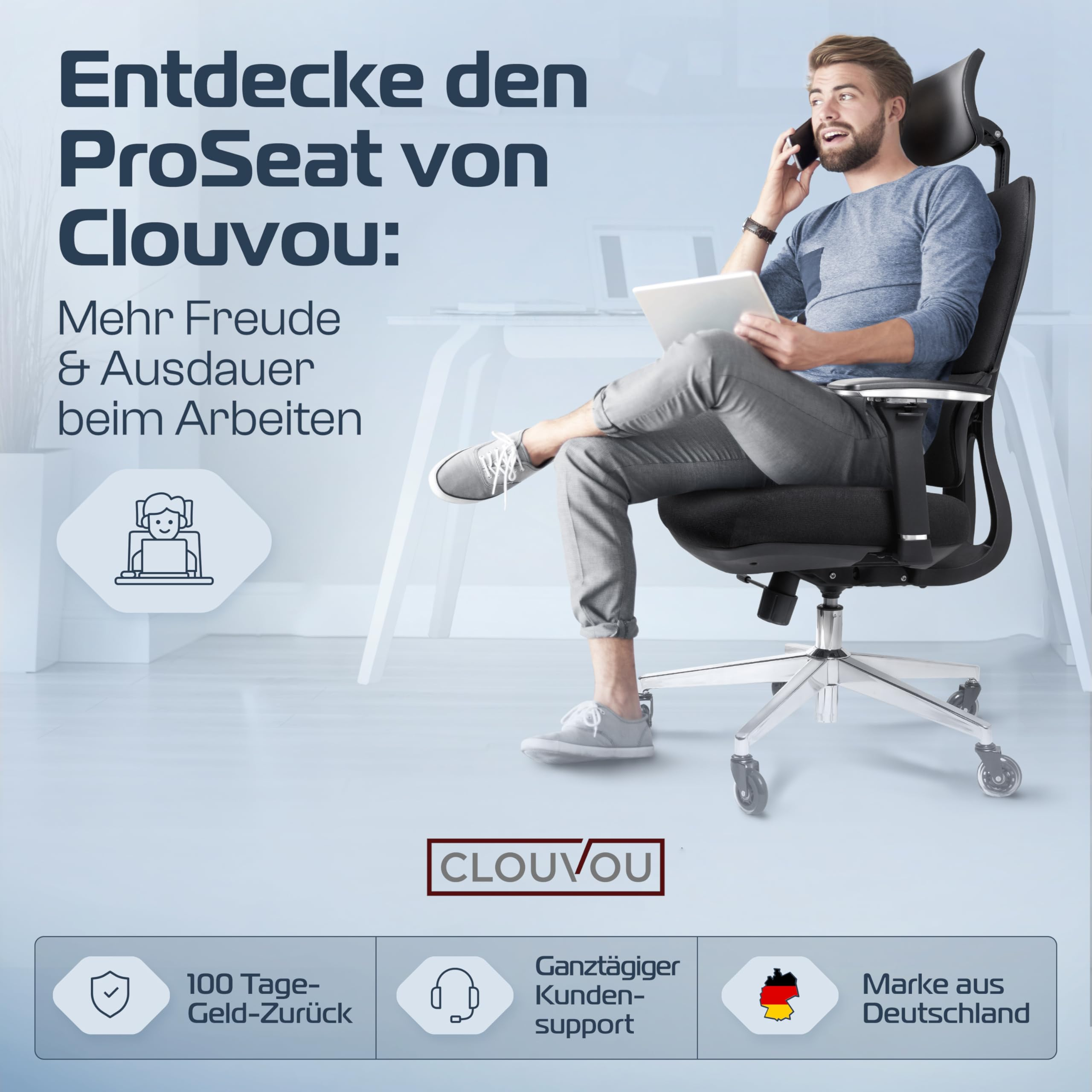 Un homme souriant est assis sur une chaise de bureau ergonomique noire au téléphone.