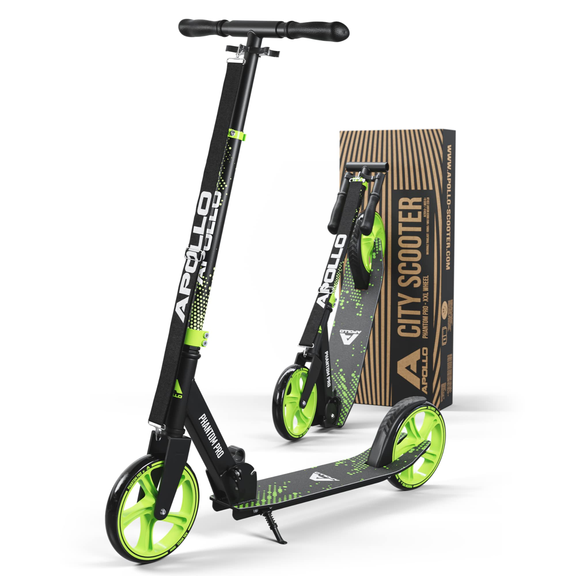 Une trottinette Apollo City noire et verte se tient dépliée à côté d'un double plié et de sa boîte d'emballage.