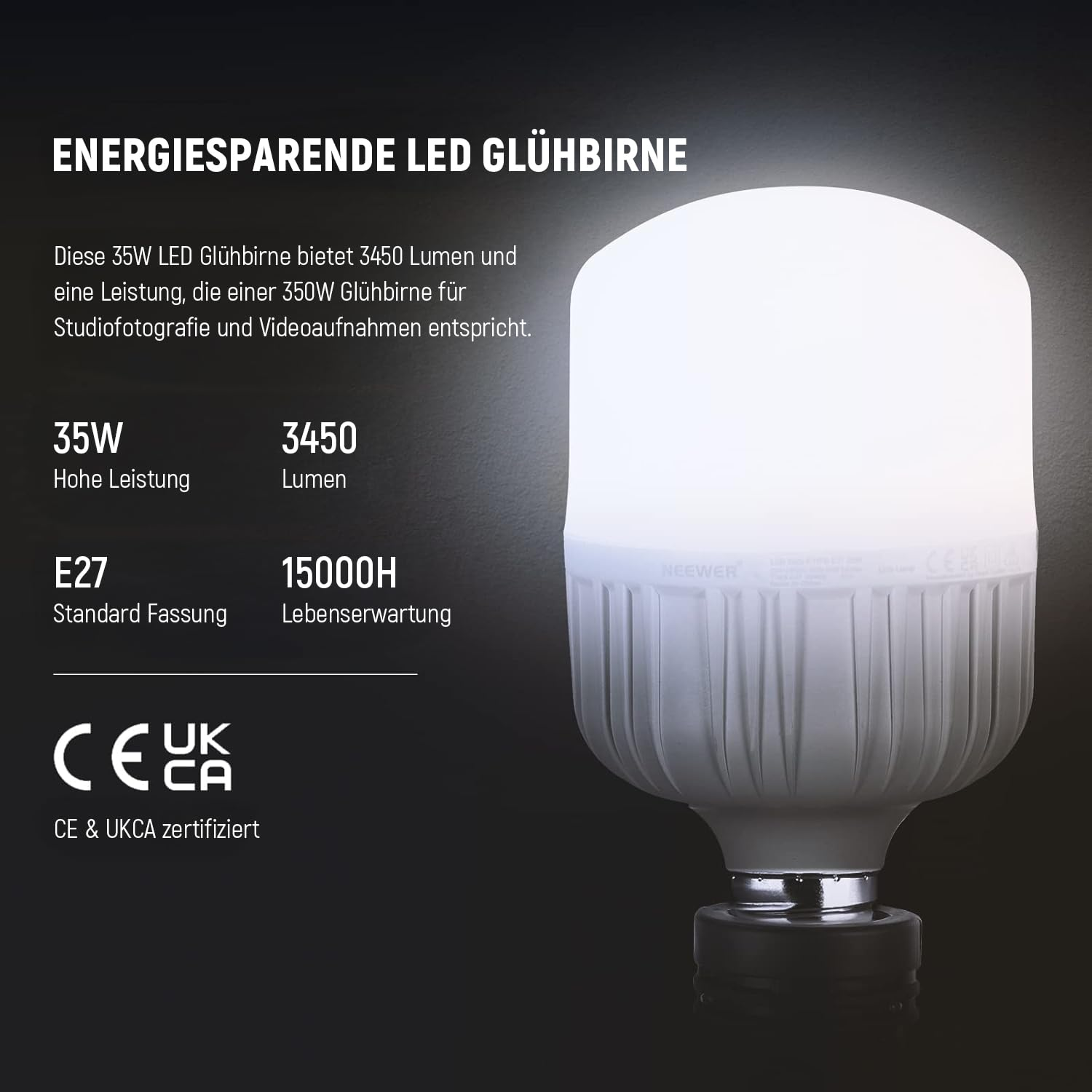 Une ampoule LED de 35W allumée sur fond sombre avec des spécifications techniques à gauche.