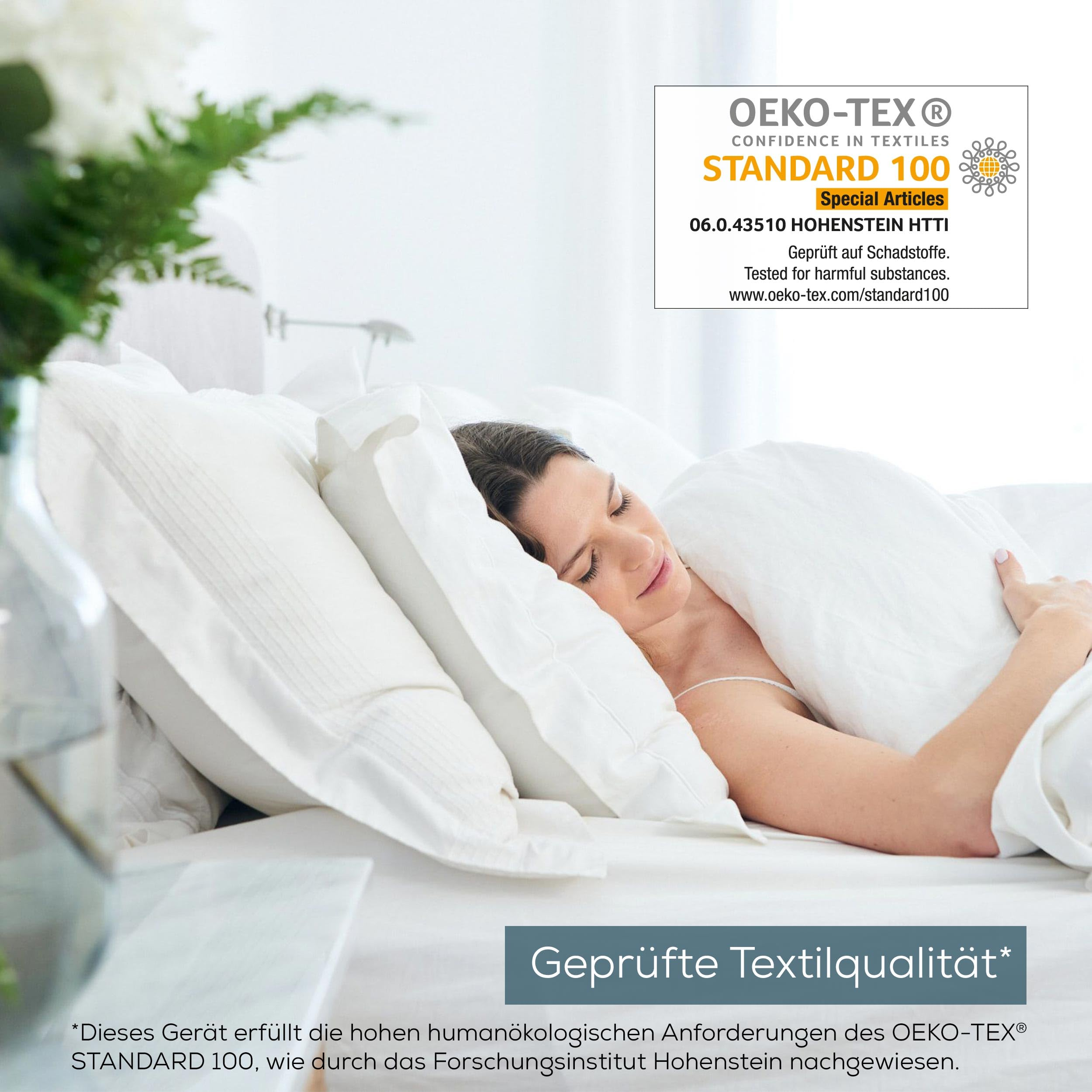 Una donna dorme tranquillamente in un letto bianco, con certificato Oeko-Tex in alto a destra.