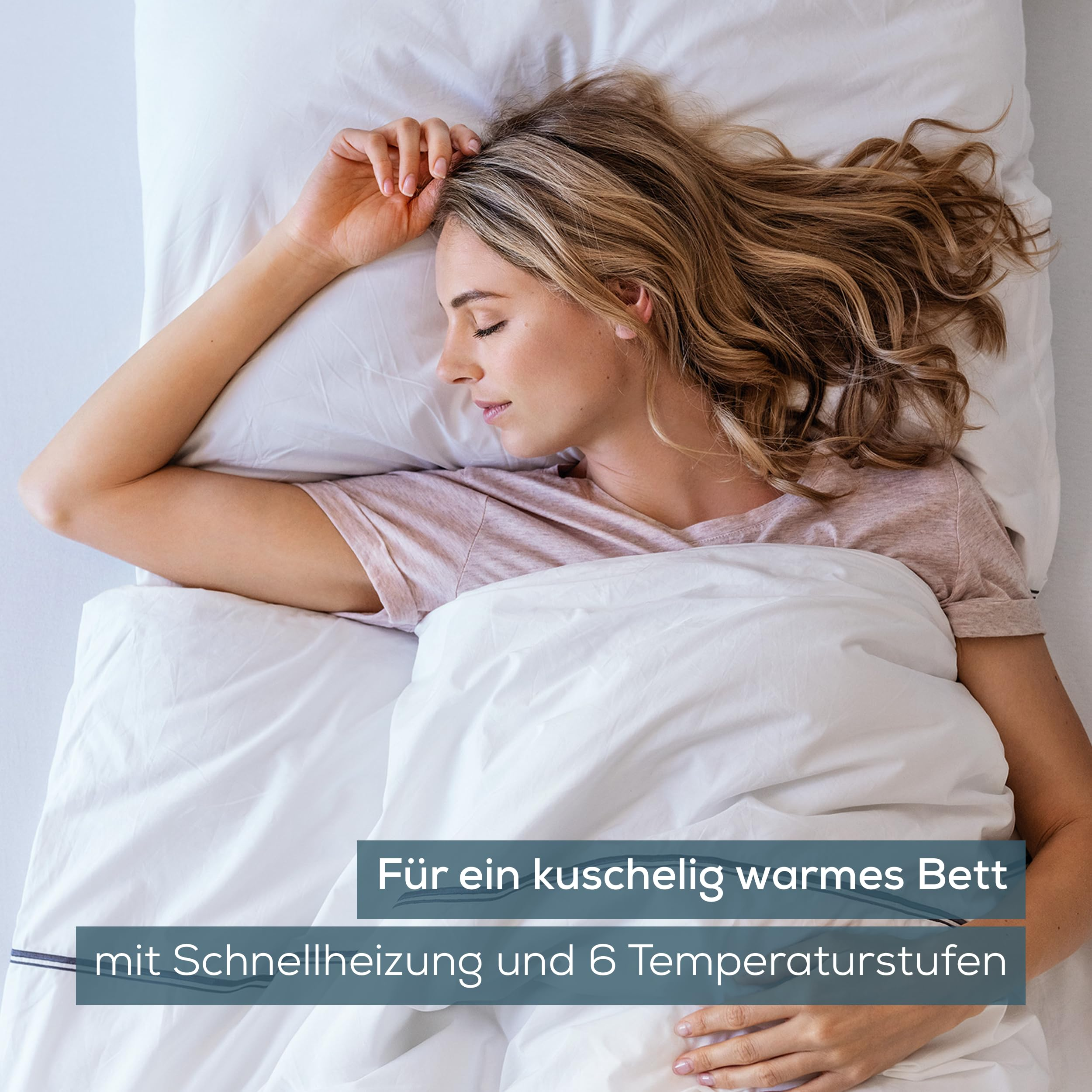 Una donna bionda dorme serenamente in un letto sotto un piumino bianco con testo in tedesco.