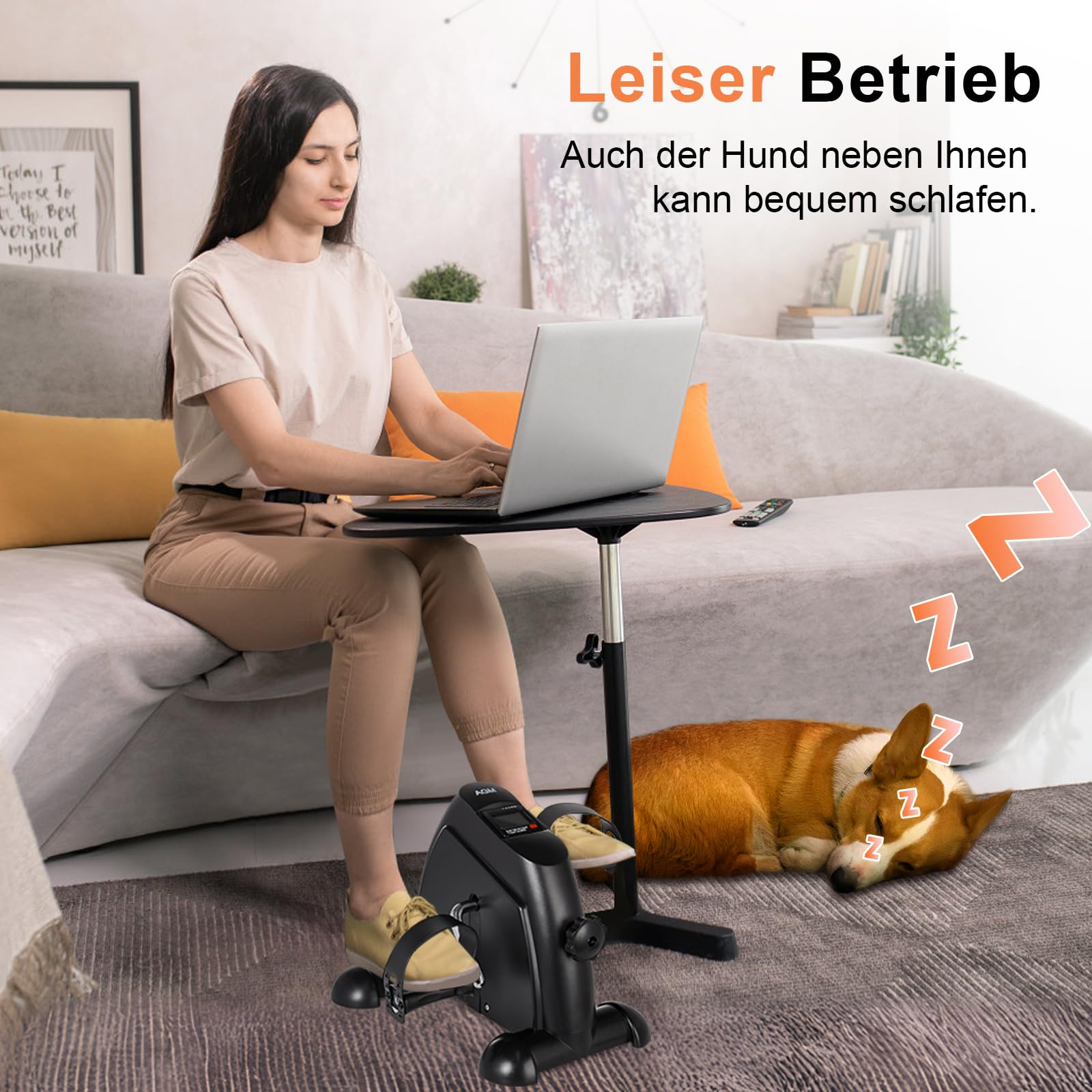 Frau arbeitet am Laptop auf dem Sofa und nutzt einen Unter schreibtisch Trainer, während ein Hund schläft.