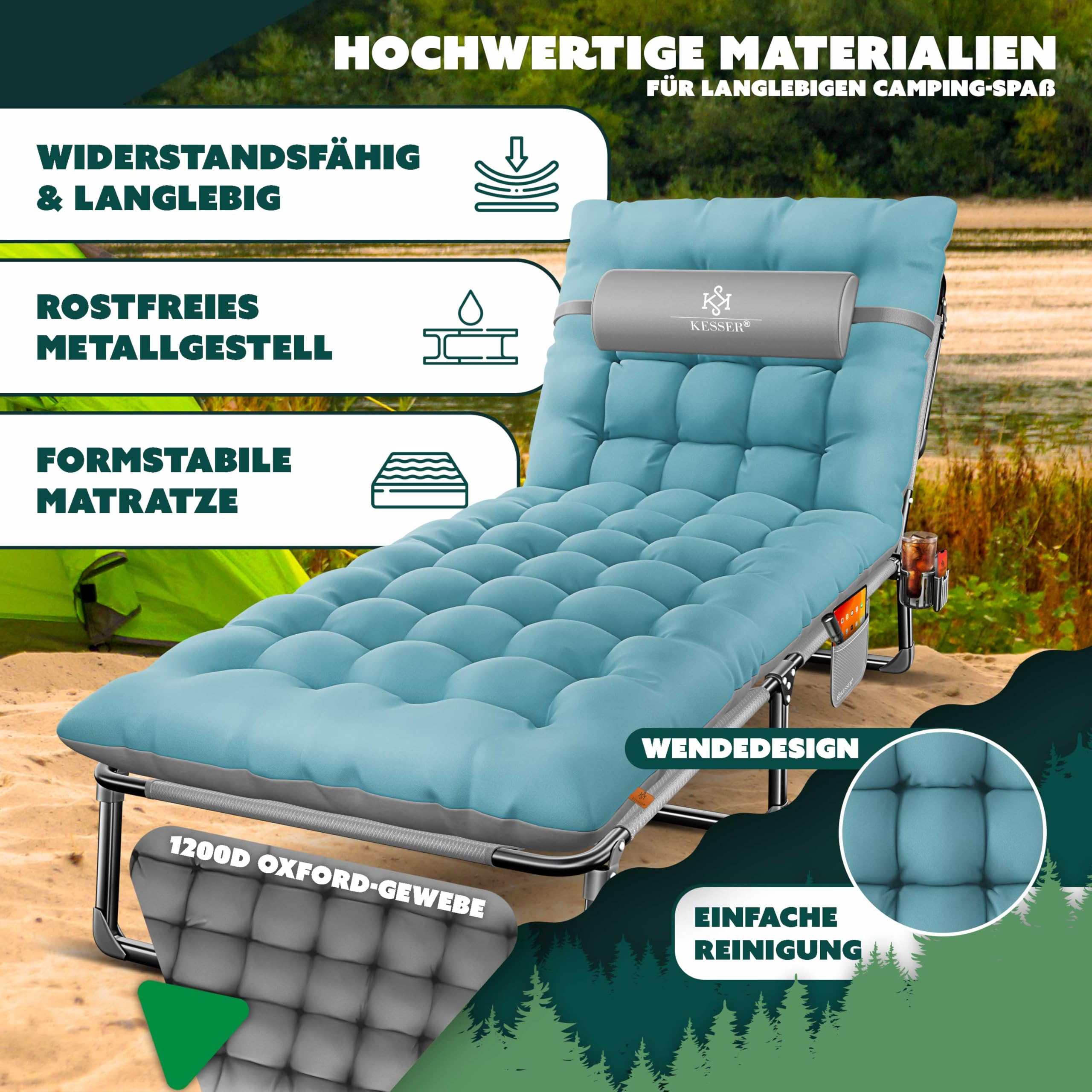 Ein blaues Campingbett mit dicker Matratze, Metallgestell und deutschen Texten vor Outdoor-Hintergrund.