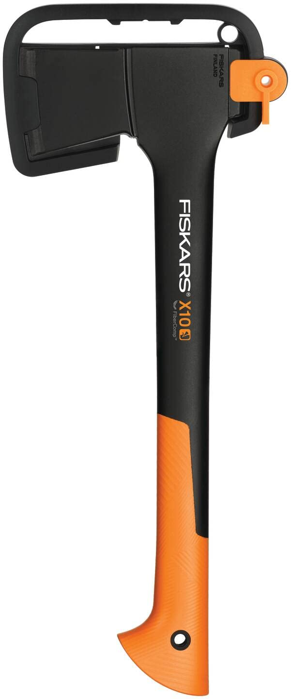 Une hache Fiskars X10 noire et orange avec étui de protection.