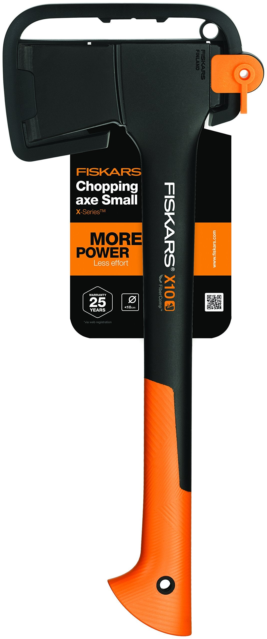 Hache Fiskars X10 noire et orange dans son emballage avec des informations sur le produit.