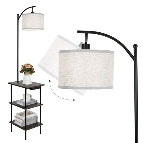 Una lampada da terra nera ad arco con paralume beige e scaffale a tre livelli, con paralume regolabile.