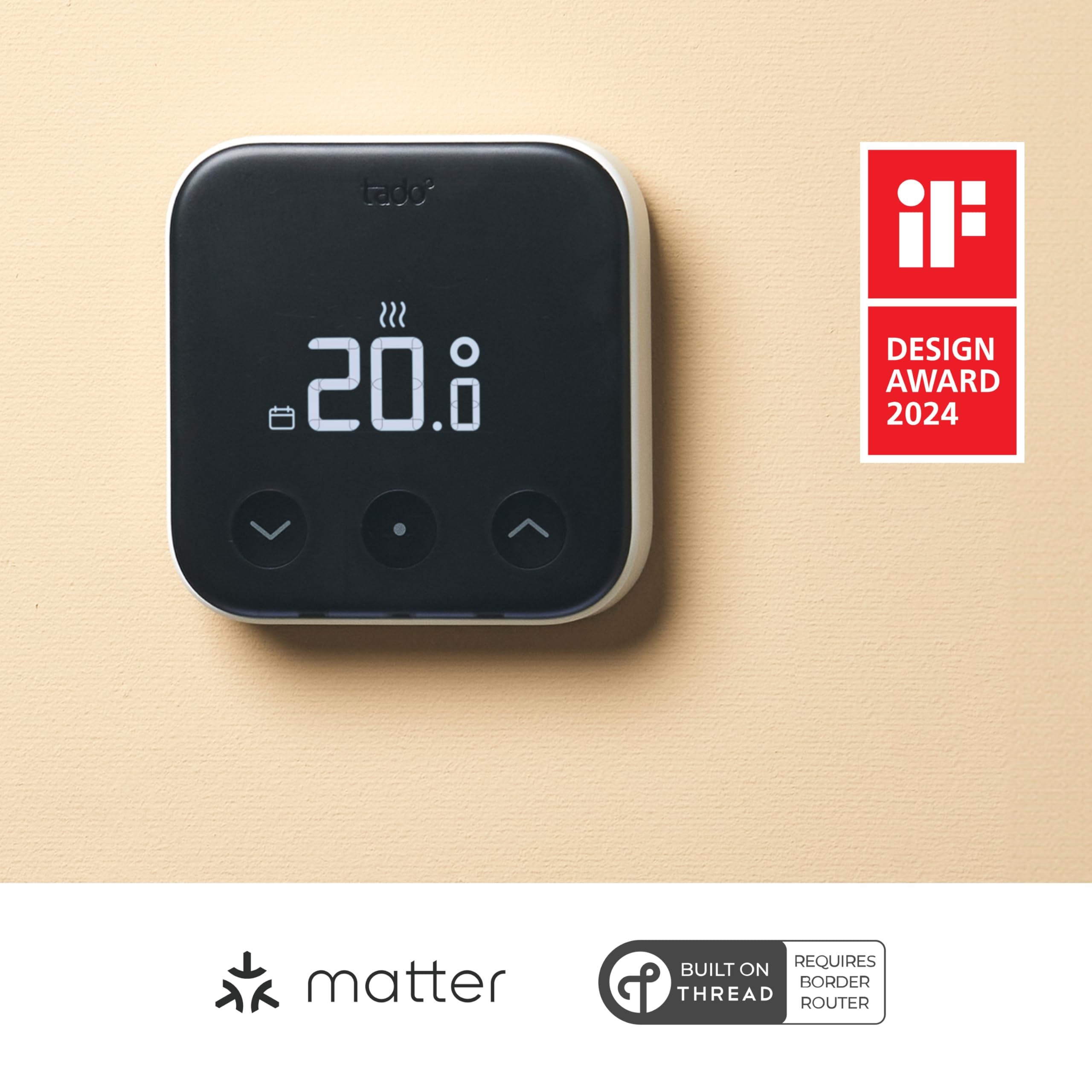 Schwarzes Tado-Thermostat an beiger Wand, iF Design Award 2024 Siegel, Matter- und Thread-Logos.