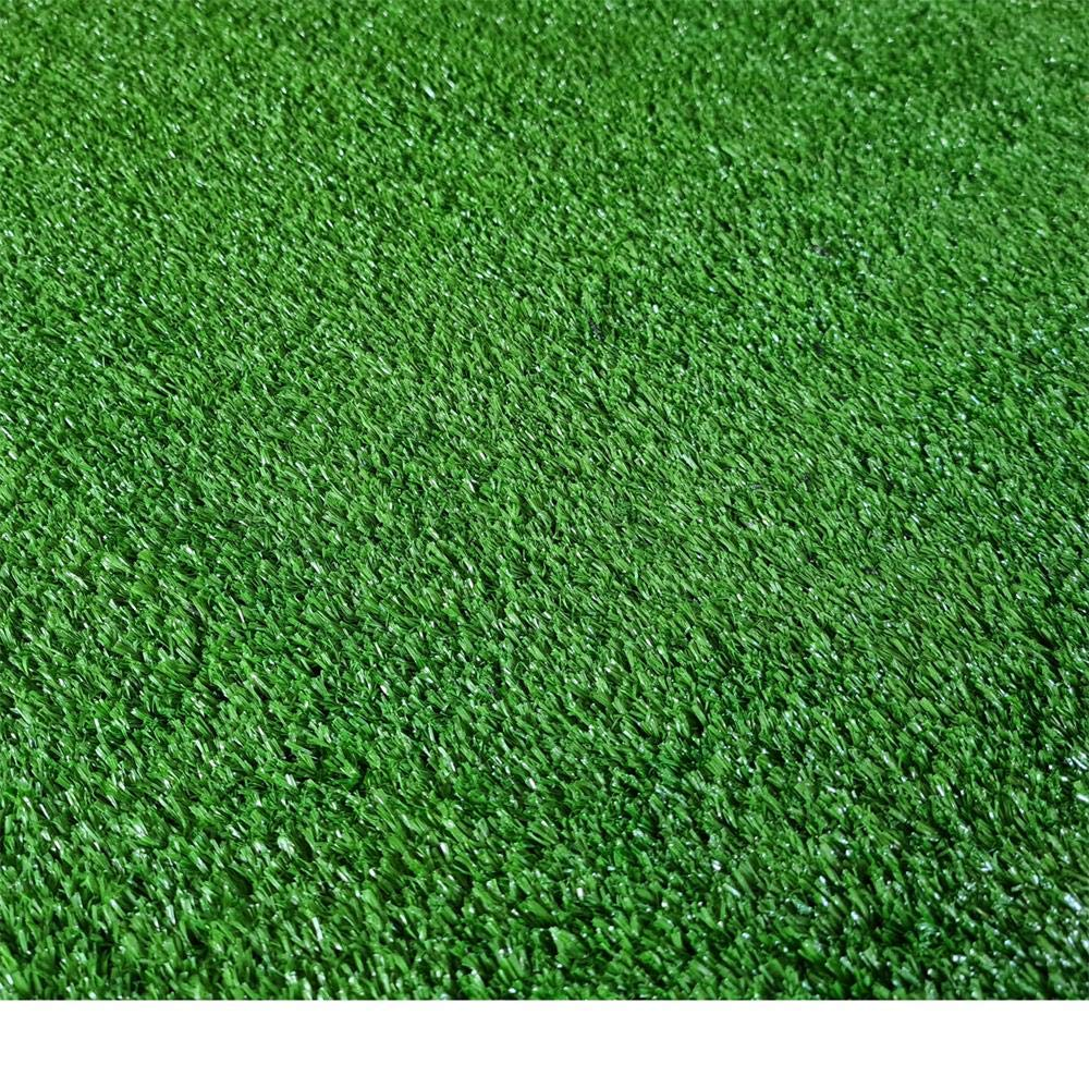 Gros plan sur du gazon artificiel vert à texture dense.